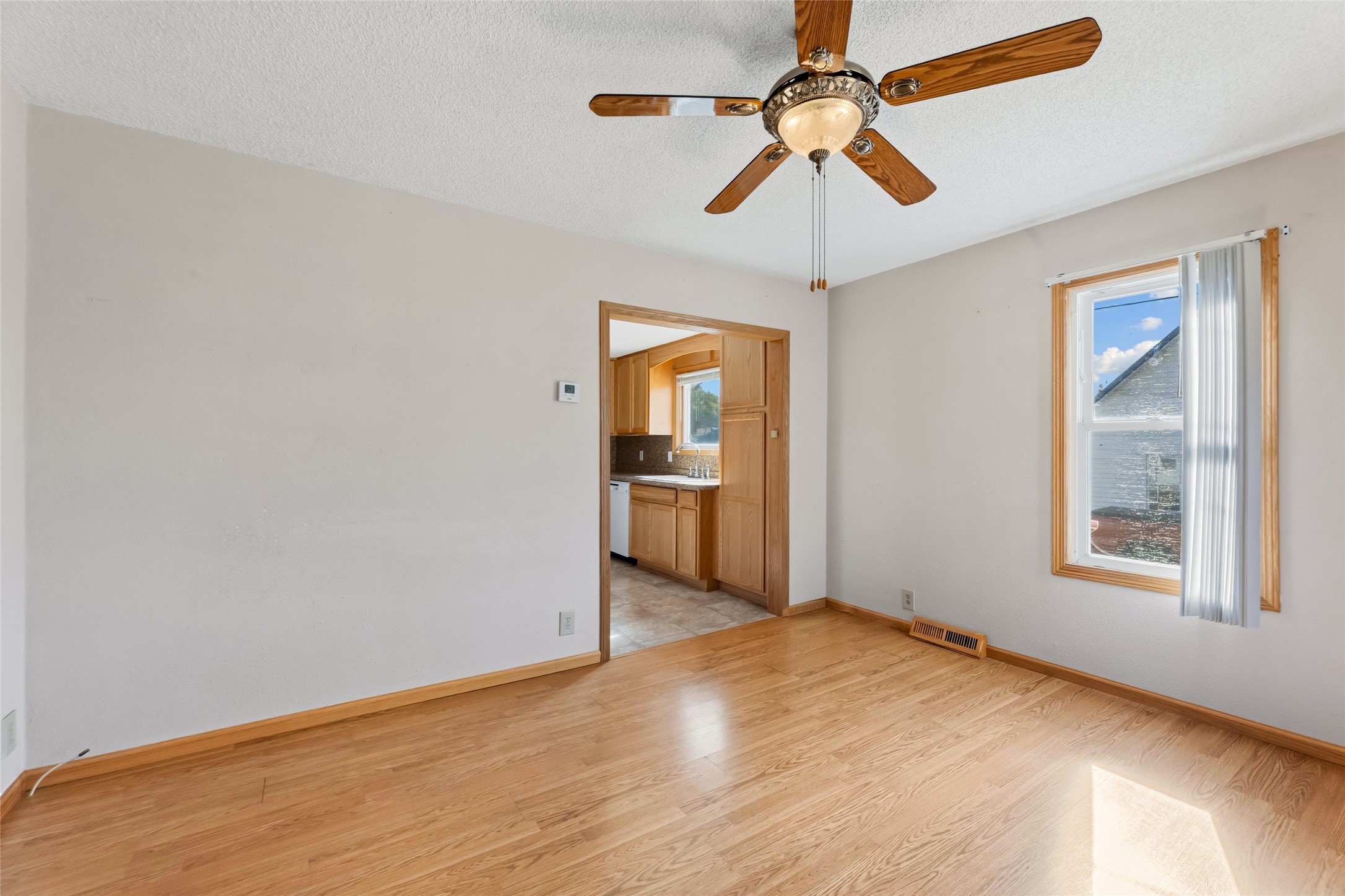 319 S Peterson Avenue Property Photo 5