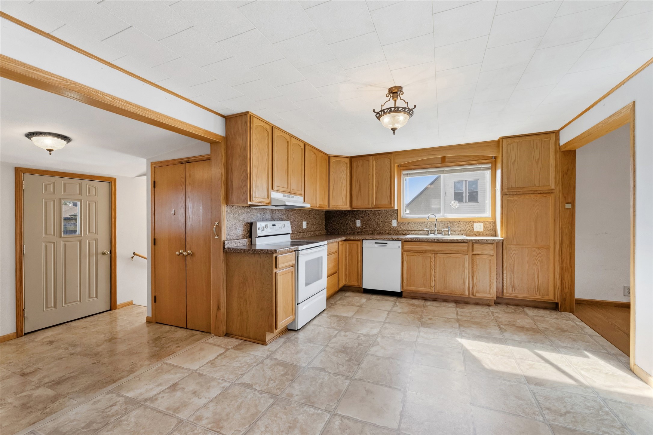 319 S Peterson Avenue Property Photo 7