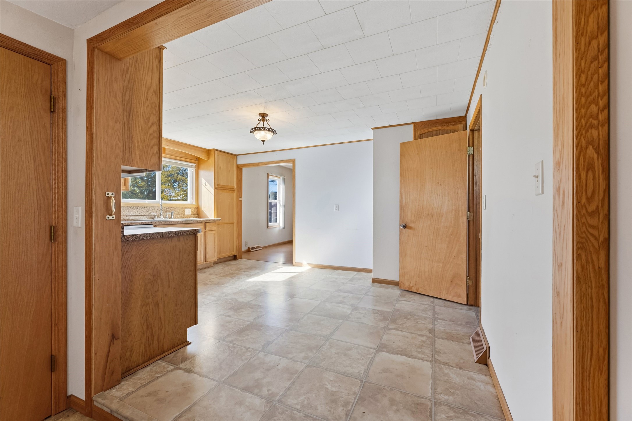 319 S Peterson Avenue Property Photo 8