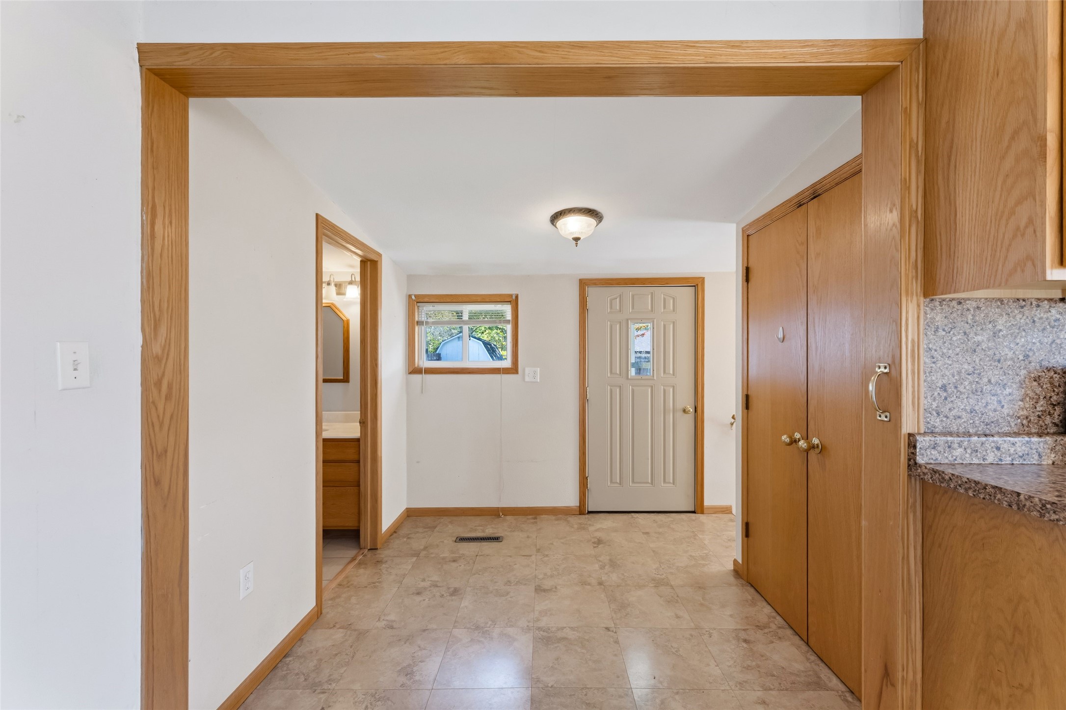 319 S Peterson Avenue Property Photo 10