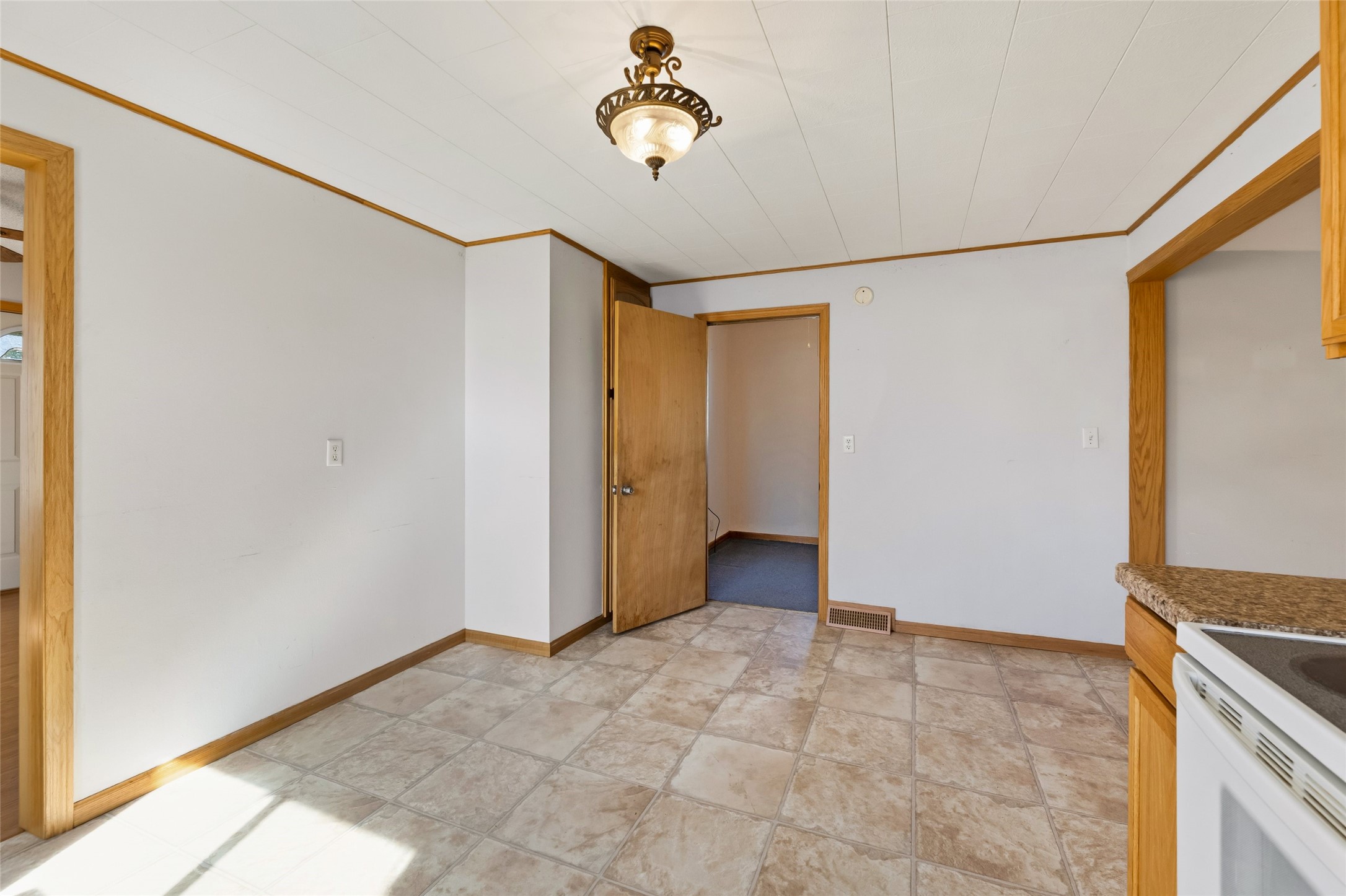 319 S Peterson Avenue Property Photo 13