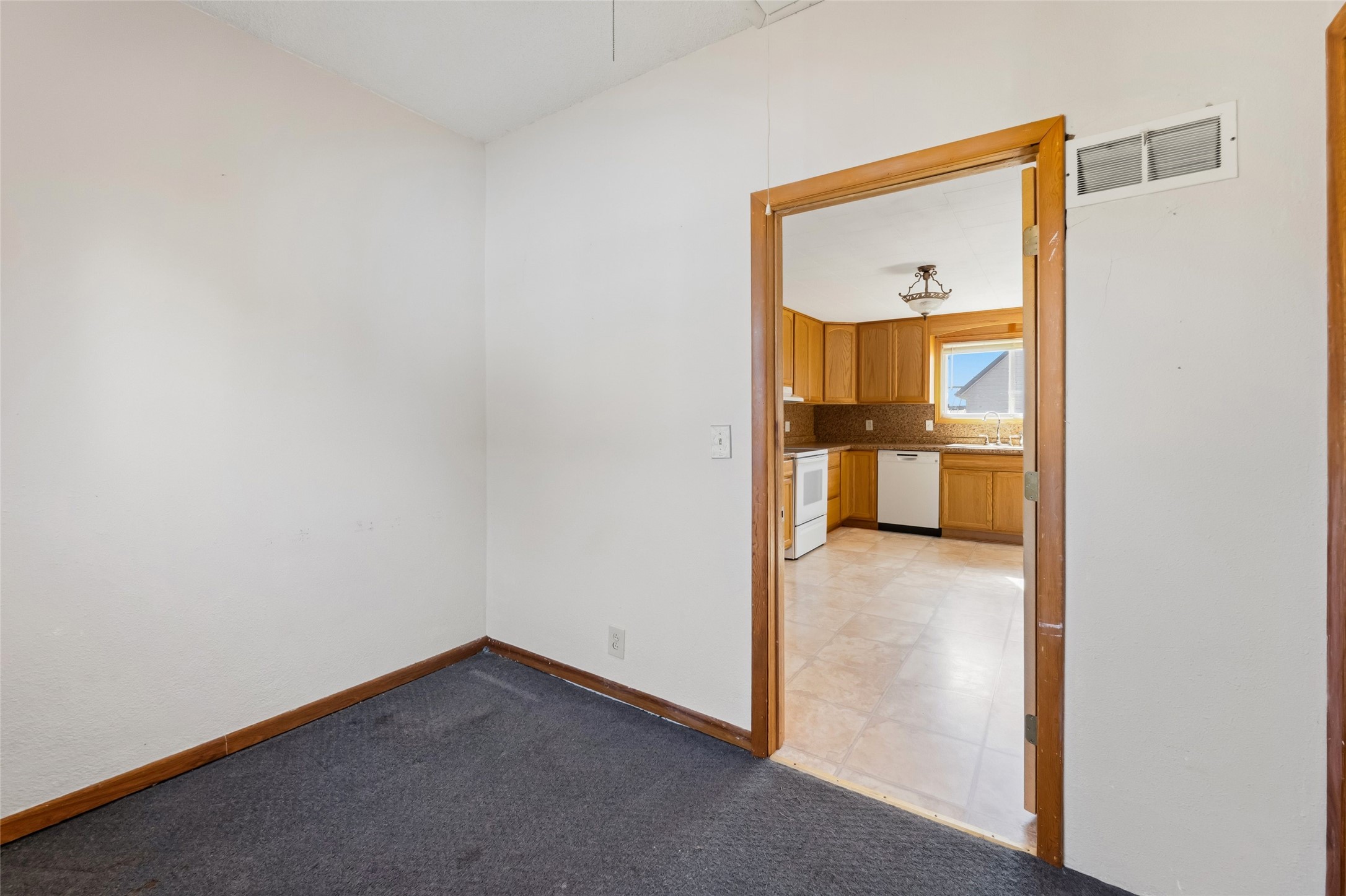 319 S Peterson Avenue Property Photo 14