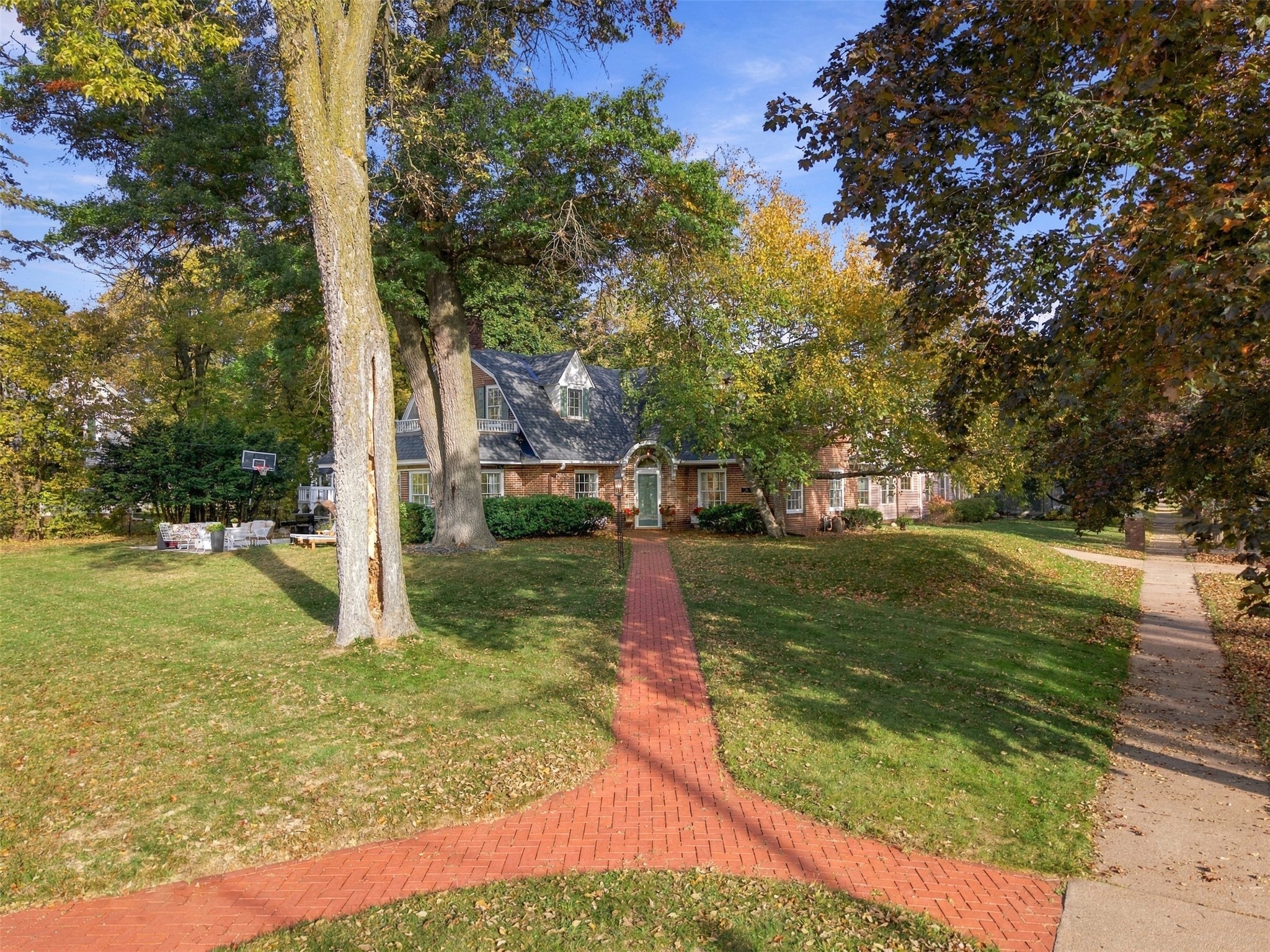 532 Summit Avenue Property Photo 3