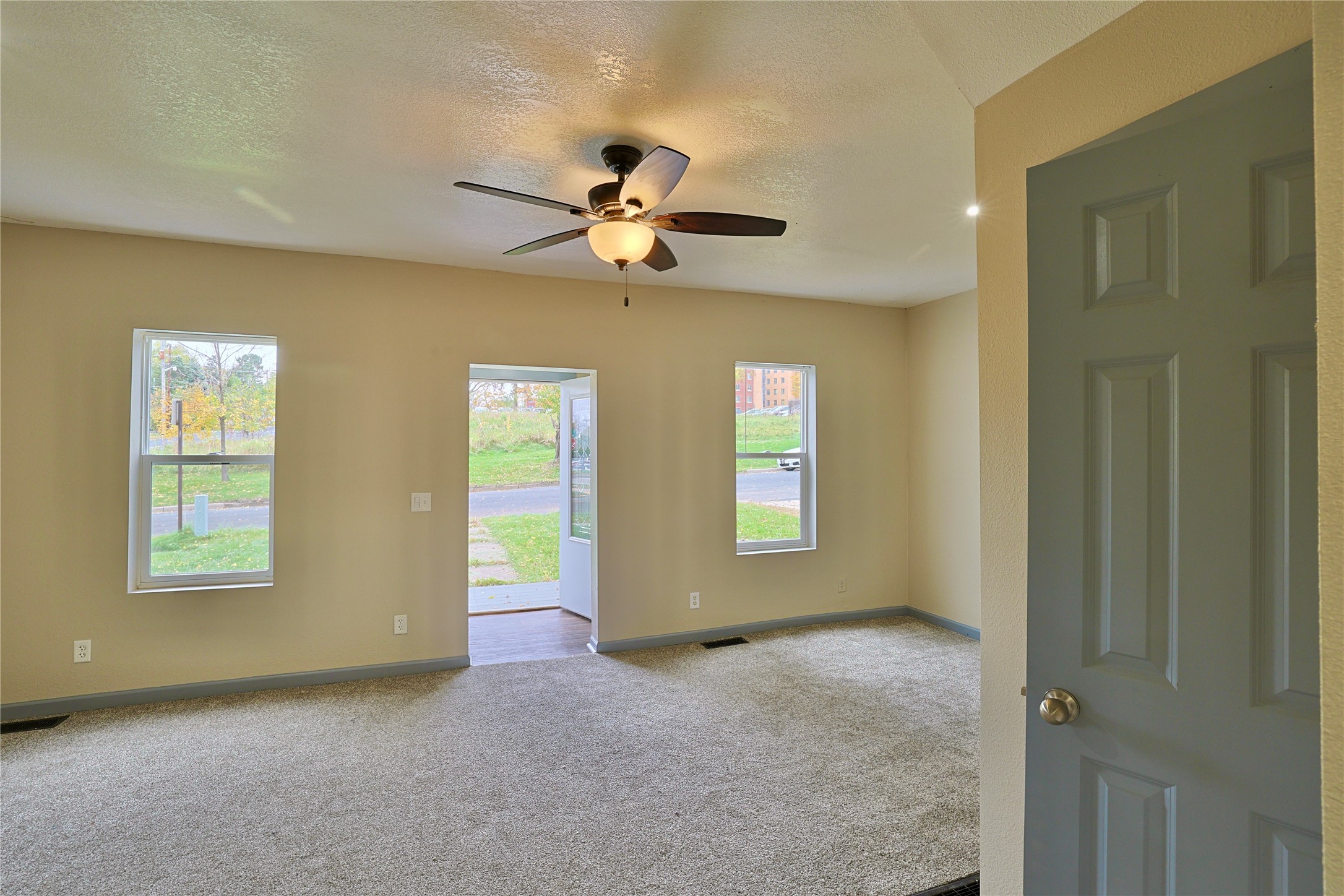 107 4th Street W Property Photo 9