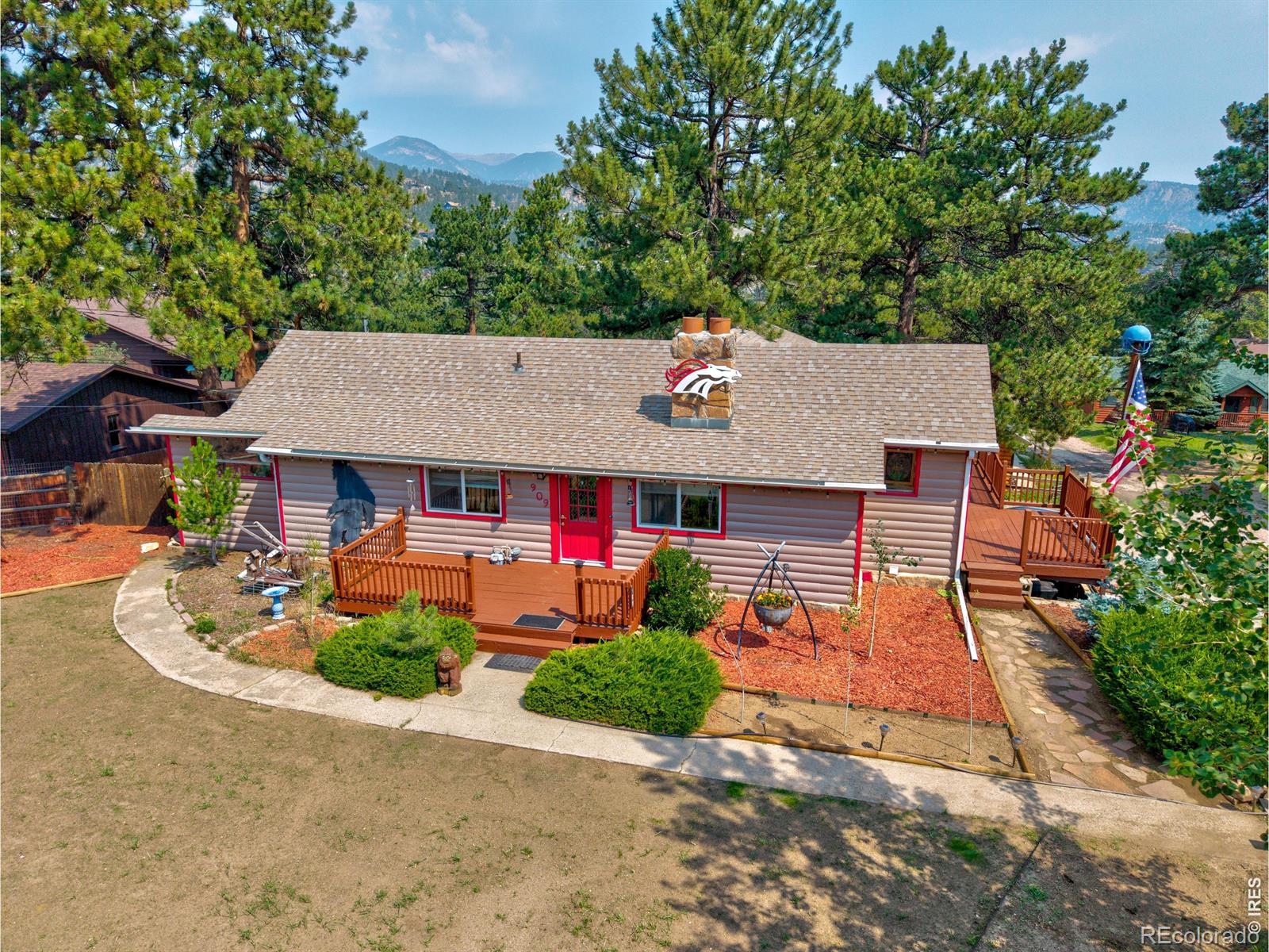909 Riverside Drive Property Photo 1