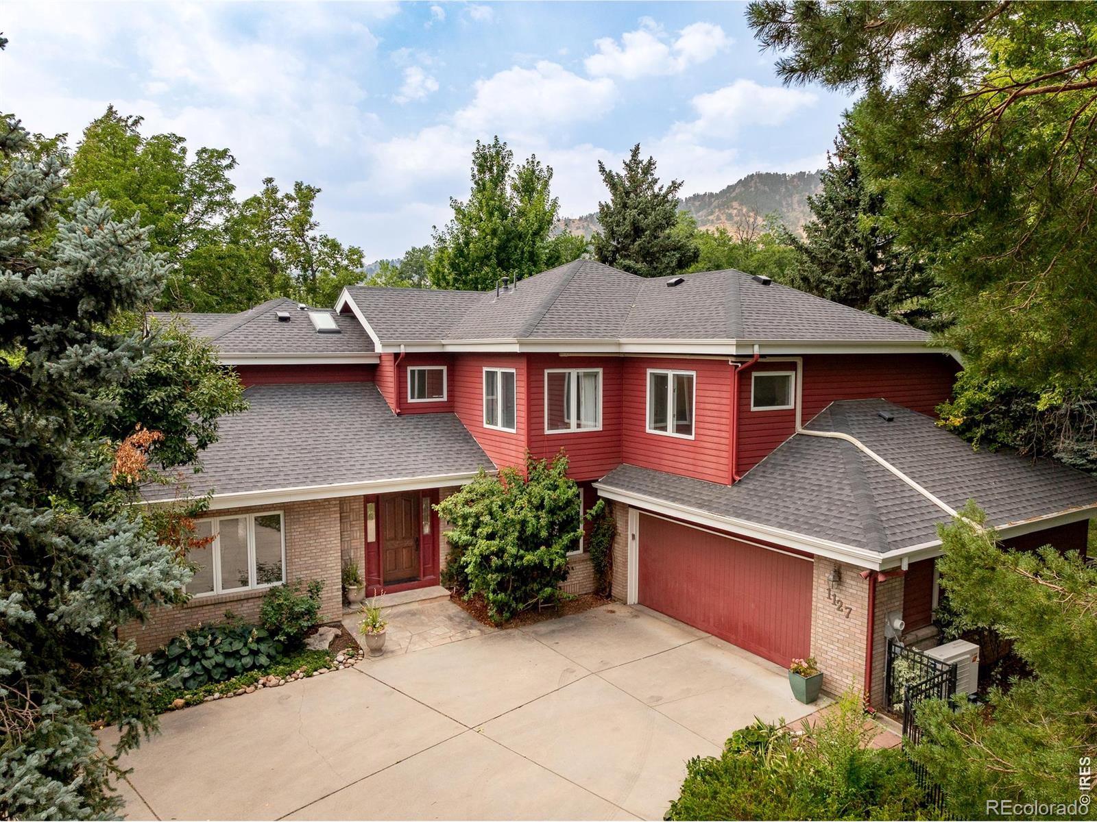 1127 Juniper Avenue Property Photo 1