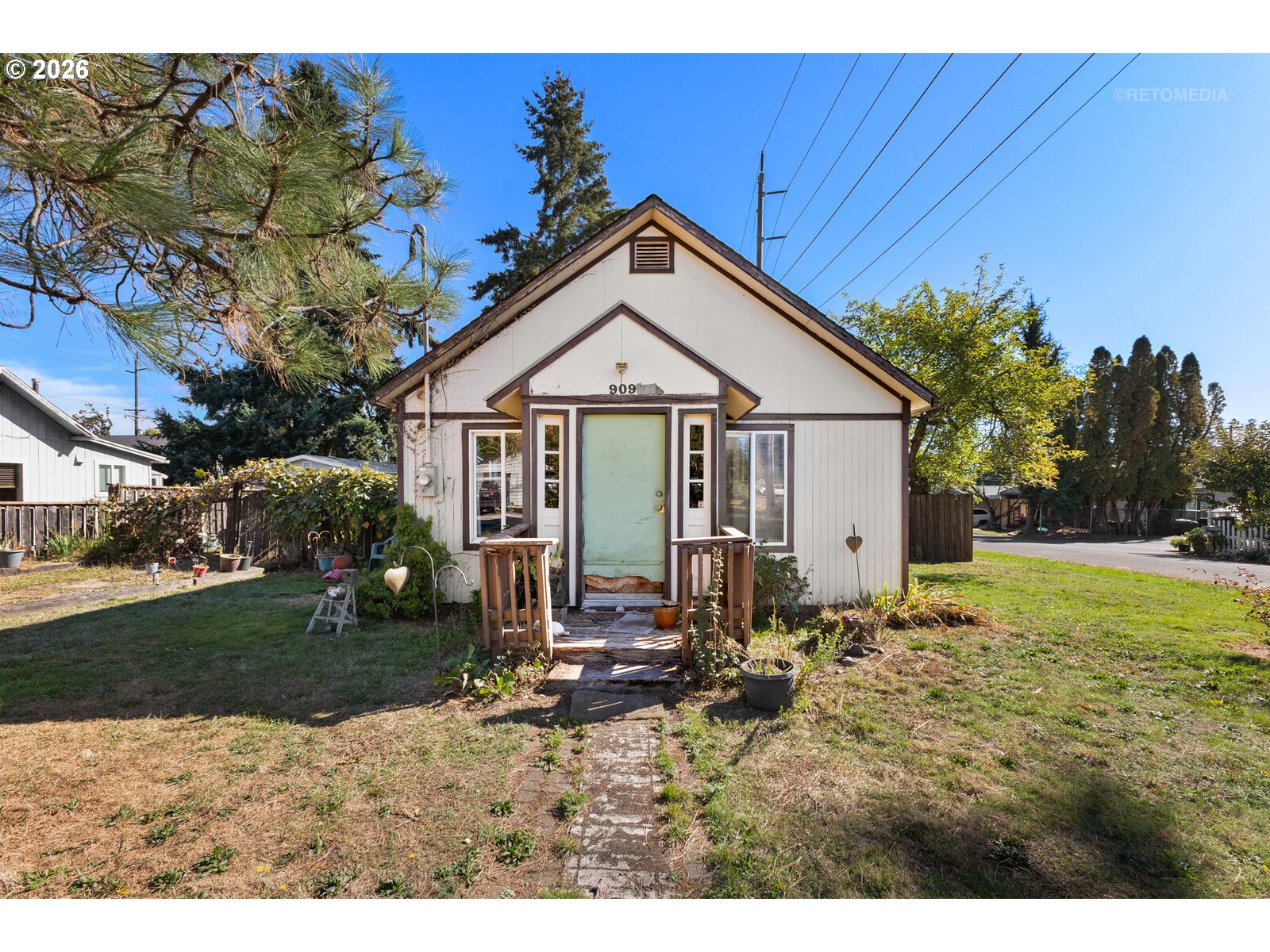 909 JOHNSON ST Property Photo 1