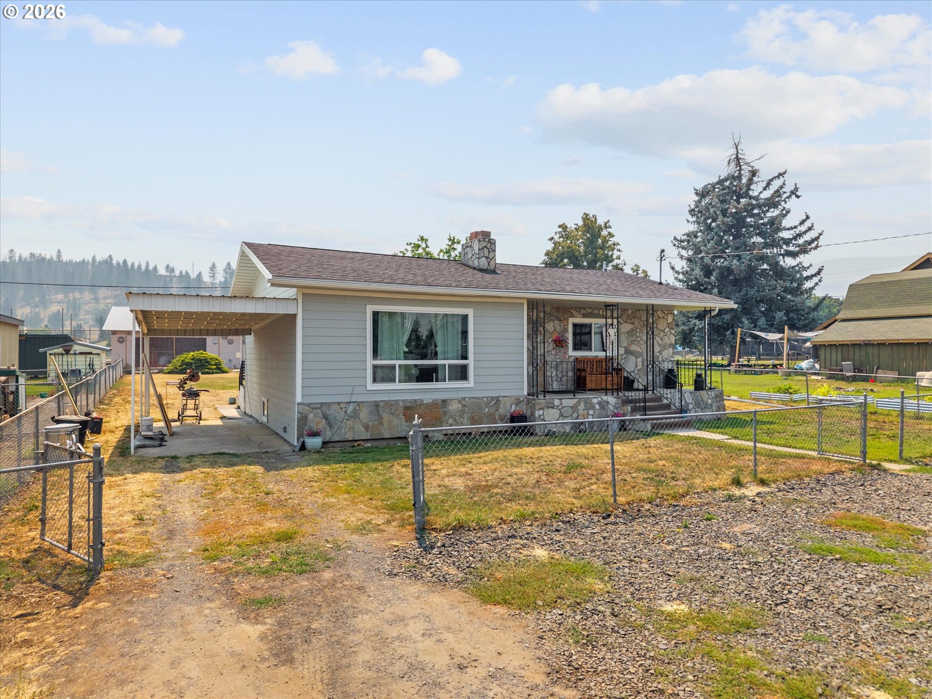 402 3RD ST Property Photo 1
