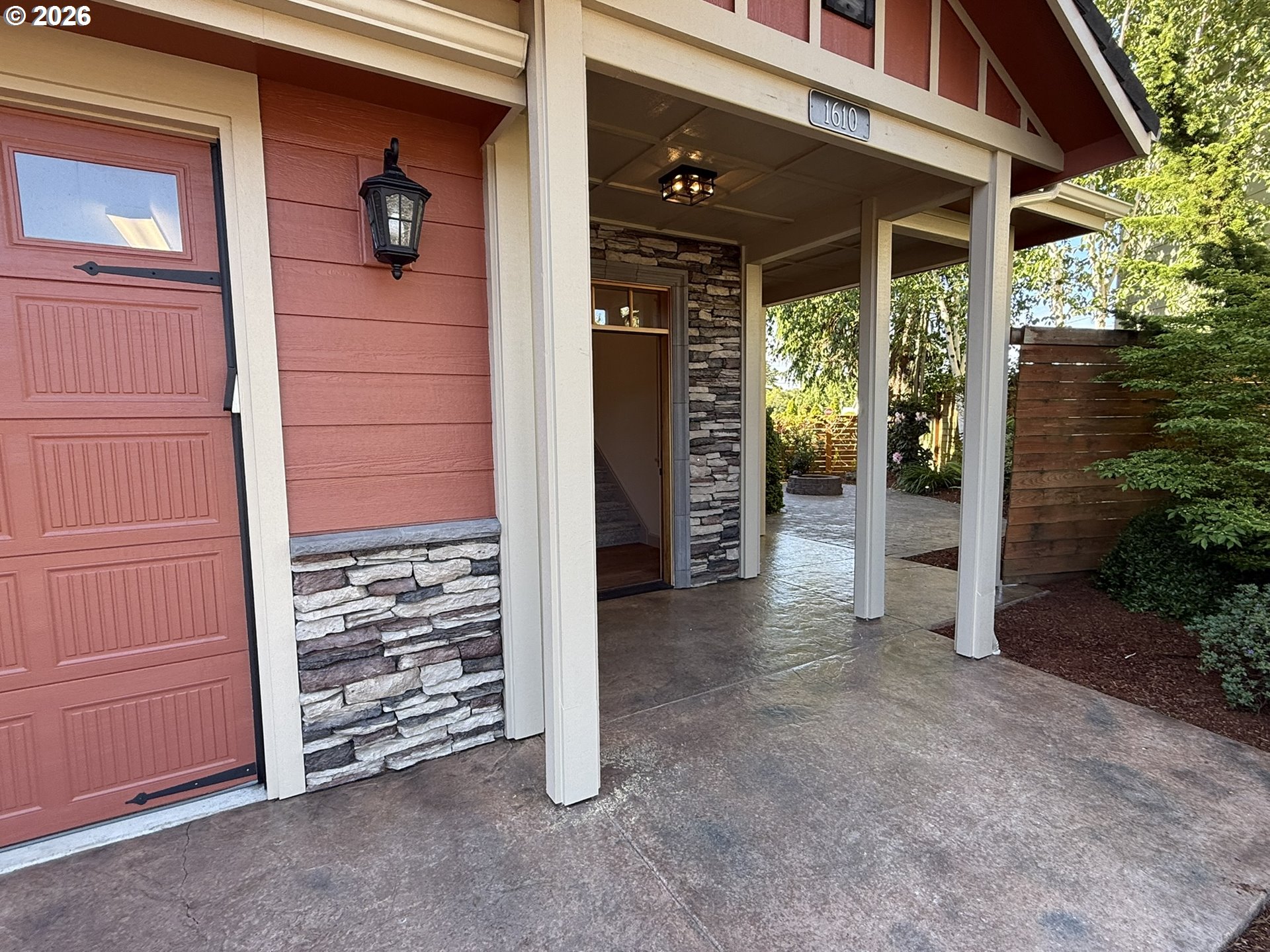 1610 38th Loop Property Photo 3