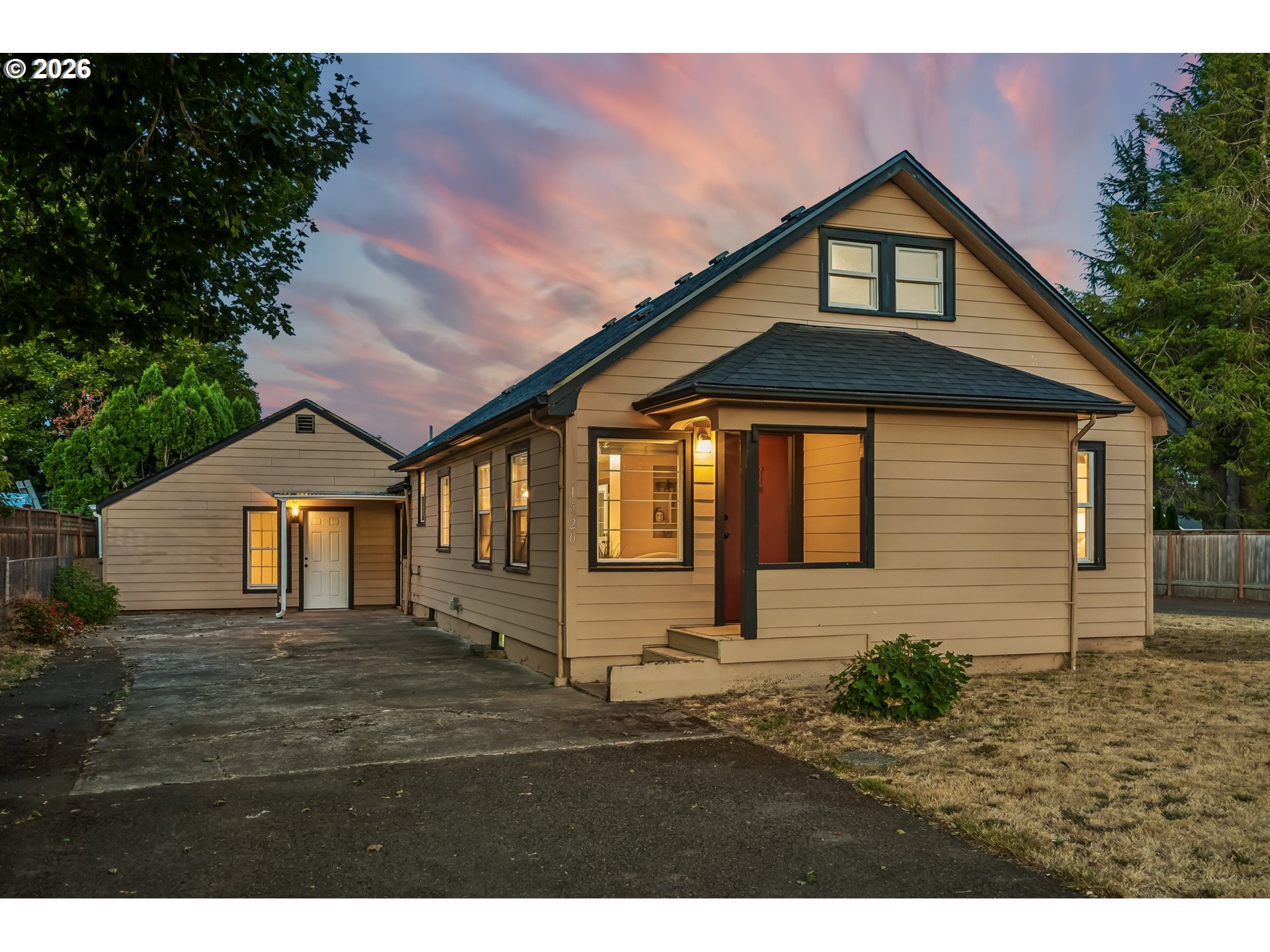1520 N Maple St Property Photo 2