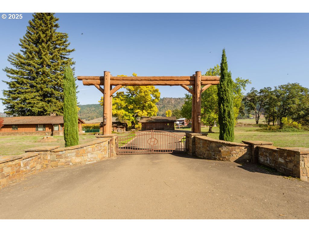 8690 Lookingglass Rd Property Photo 3