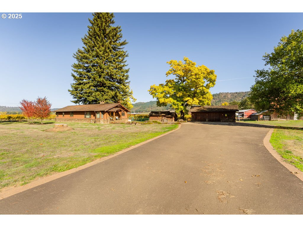 8690 Lookingglass Rd Property Photo 4