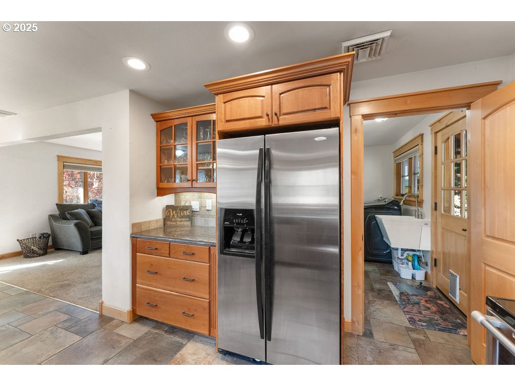 8690 Lookingglass Rd Property Photo 13
