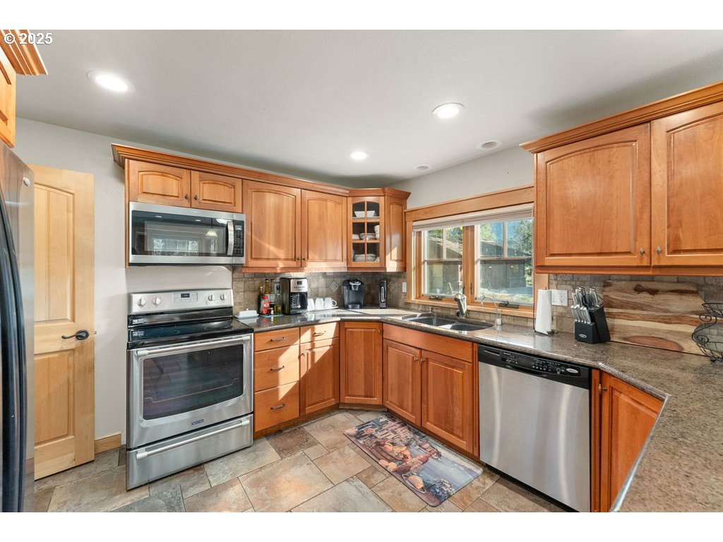8690 Lookingglass Rd Property Photo 15