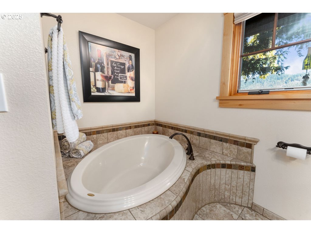 8690 Lookingglass Rd Property Photo 19