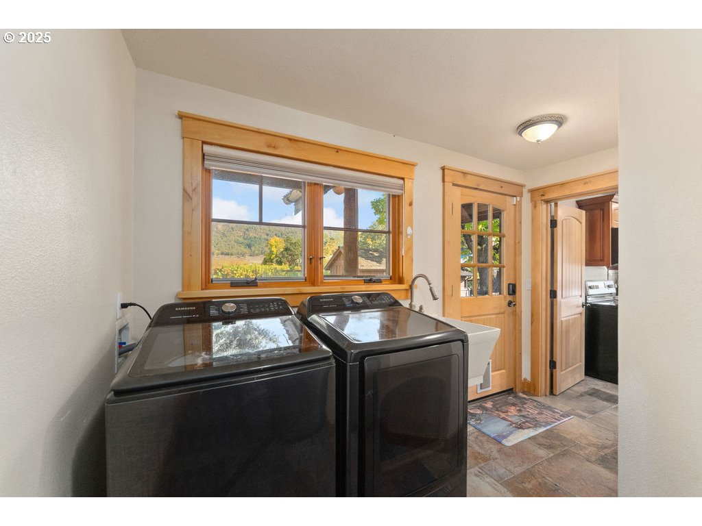 8690 Lookingglass Rd Property Photo 28