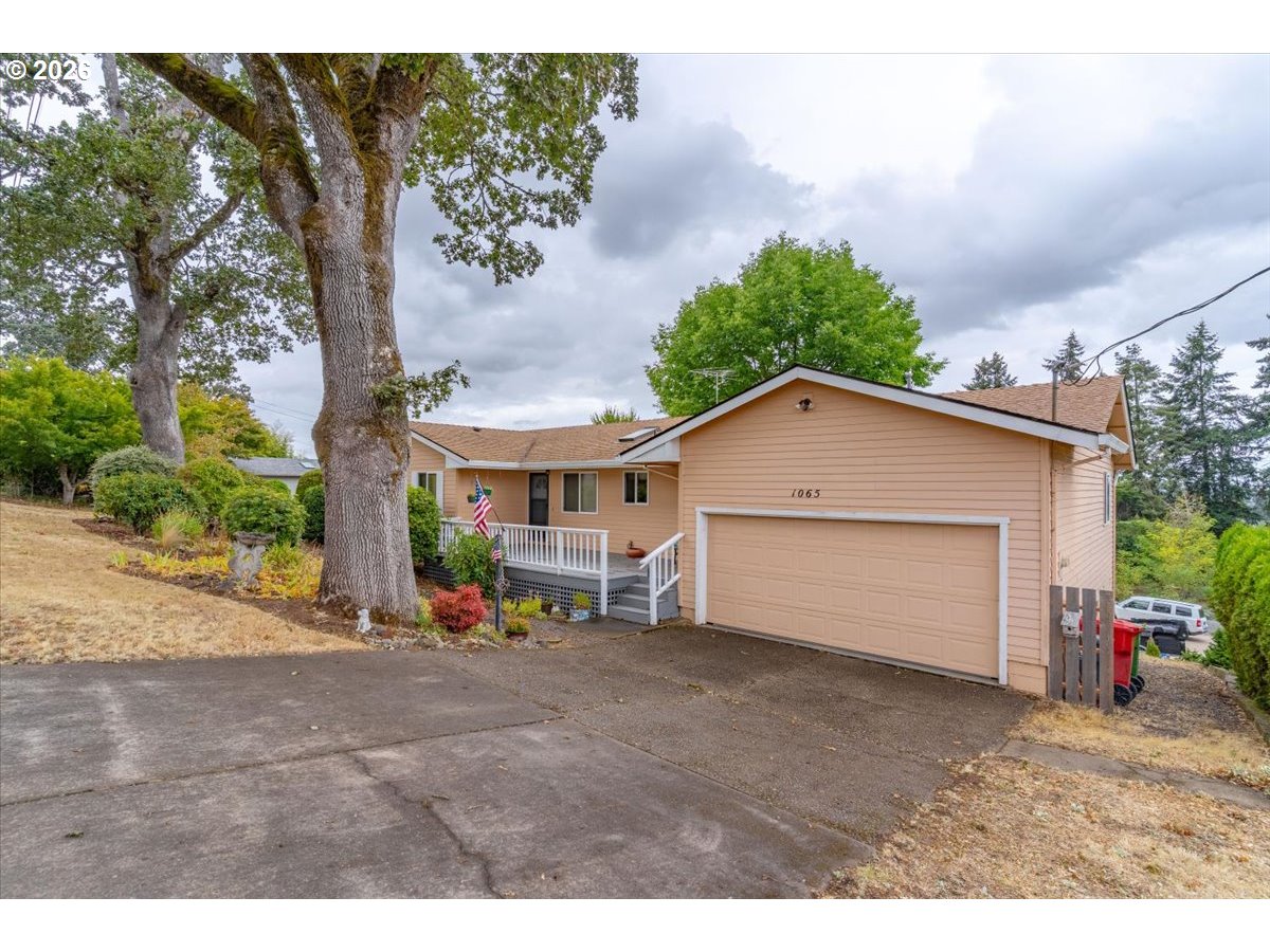 1065 Reserve St Property Photo 1