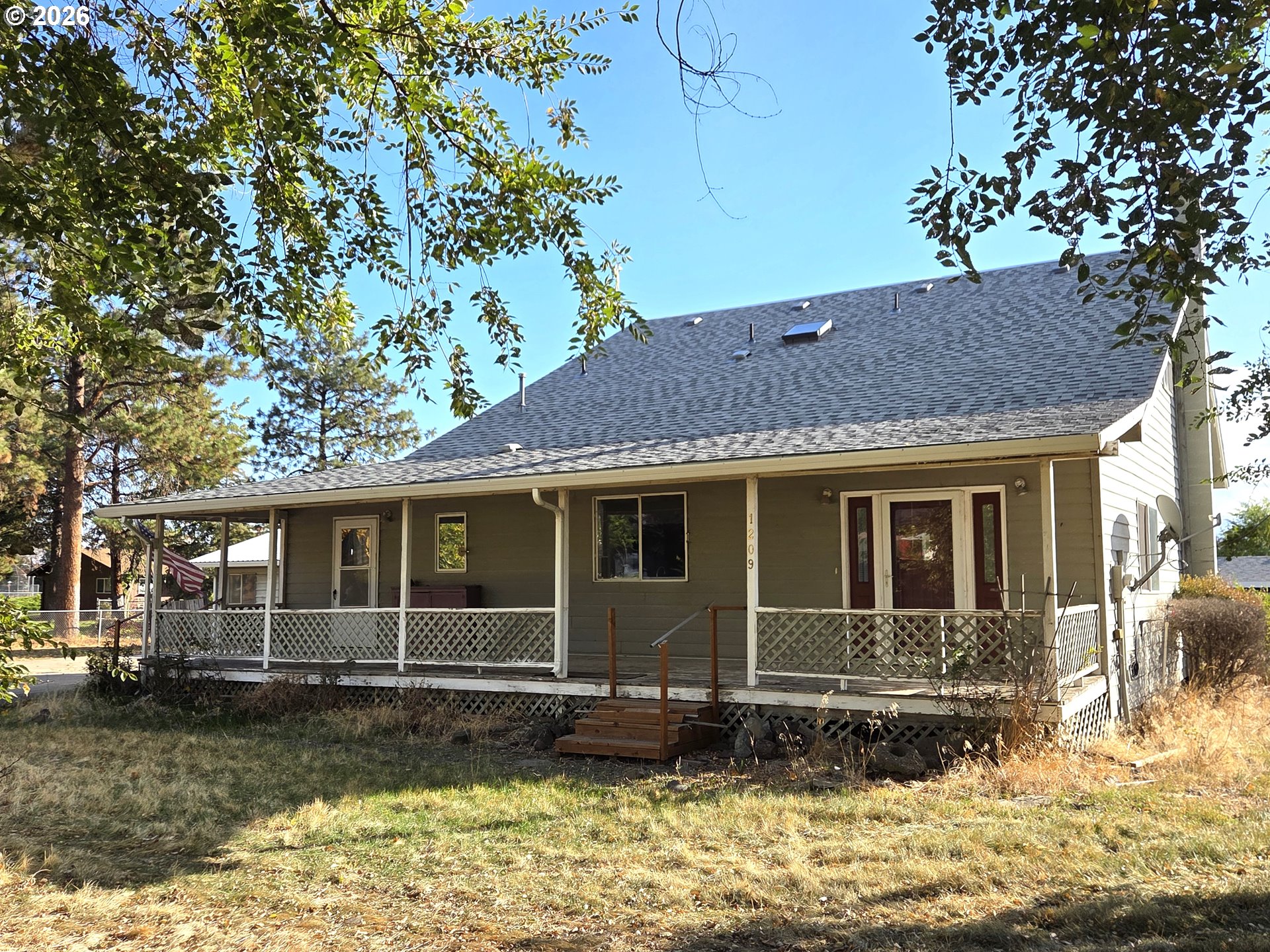 1209 N Willow St Property Photo 1