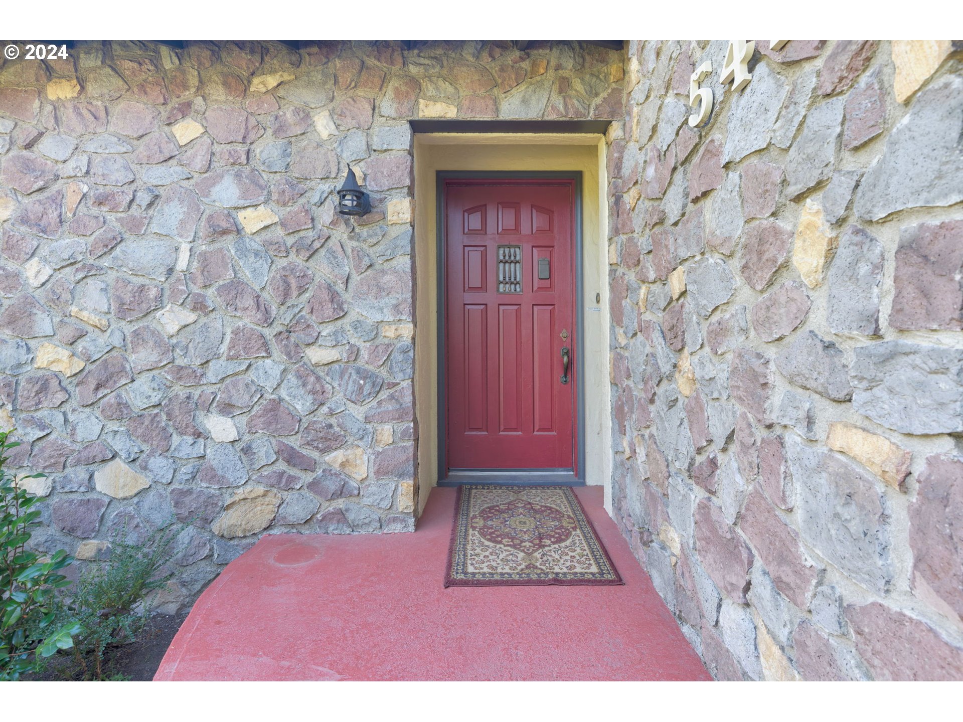 547 Oakdale Dr Property Photo 3
