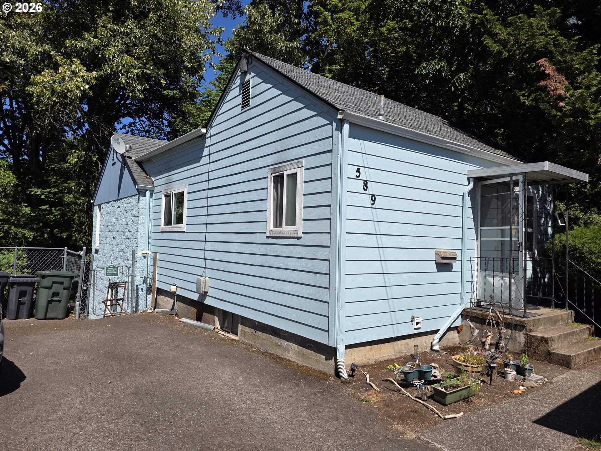 589 Knapp Pl Property Photo 1