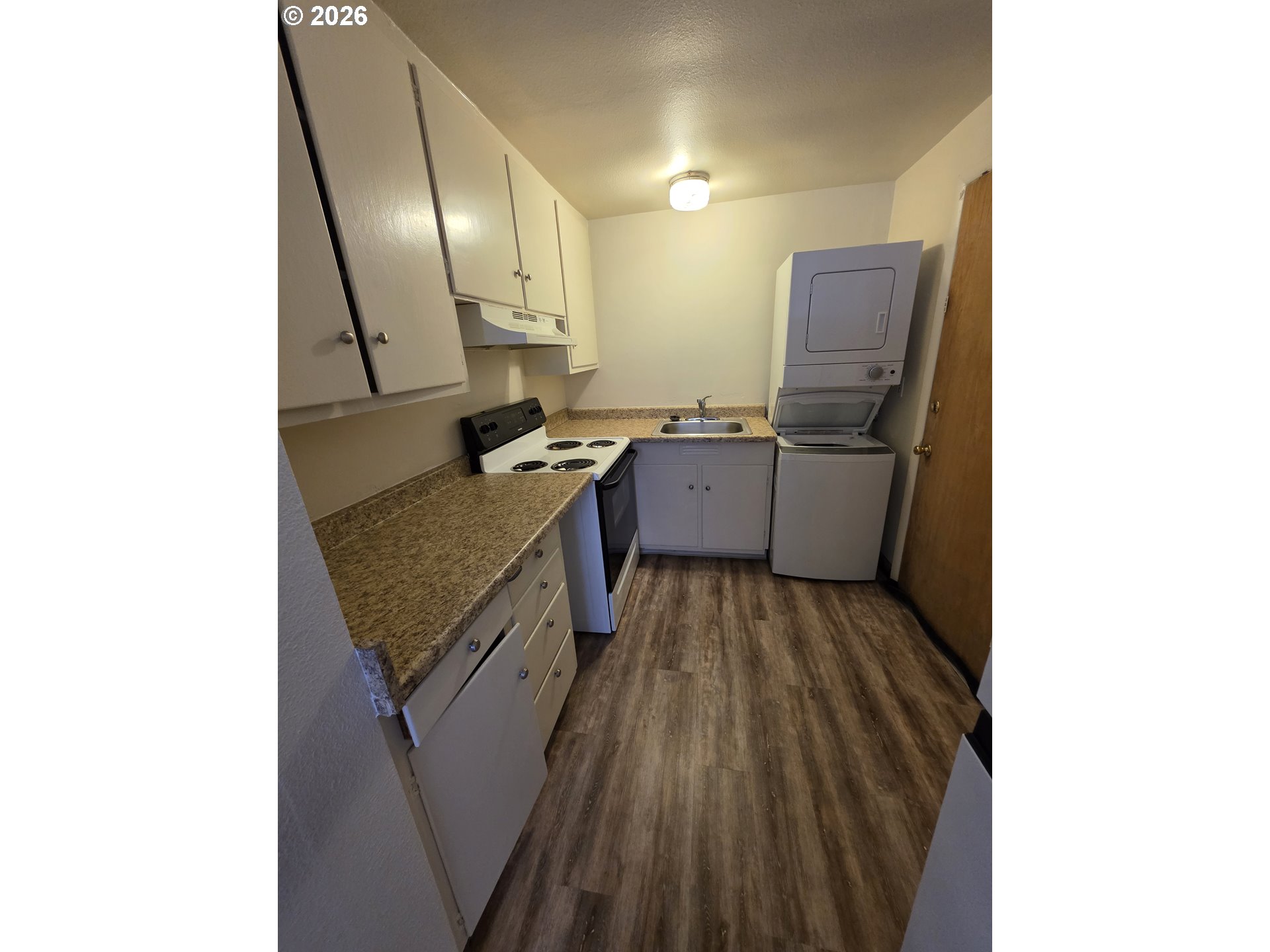 589 Knapp Pl Property Photo 20