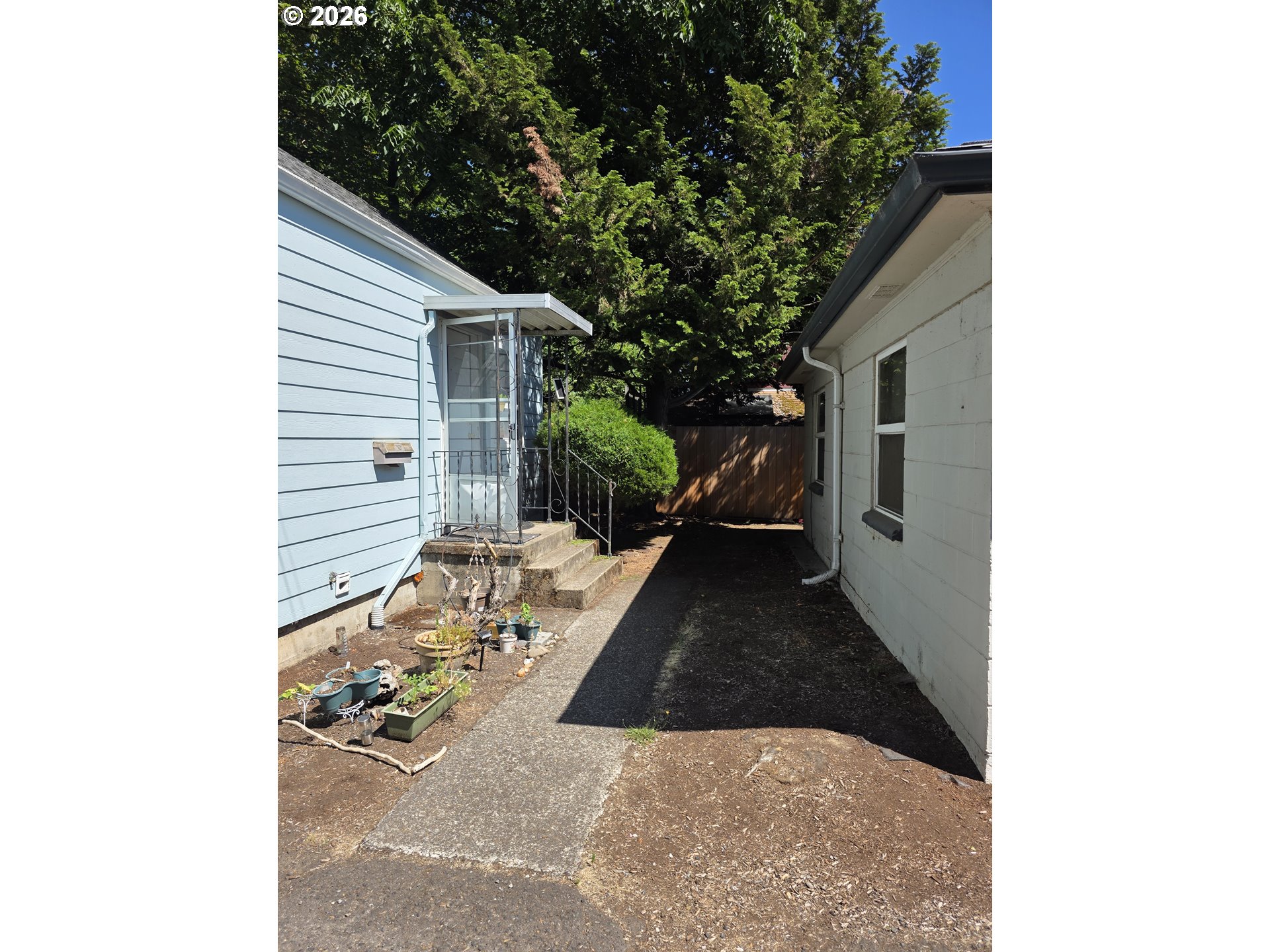 589 Knapp Pl Property Photo 32