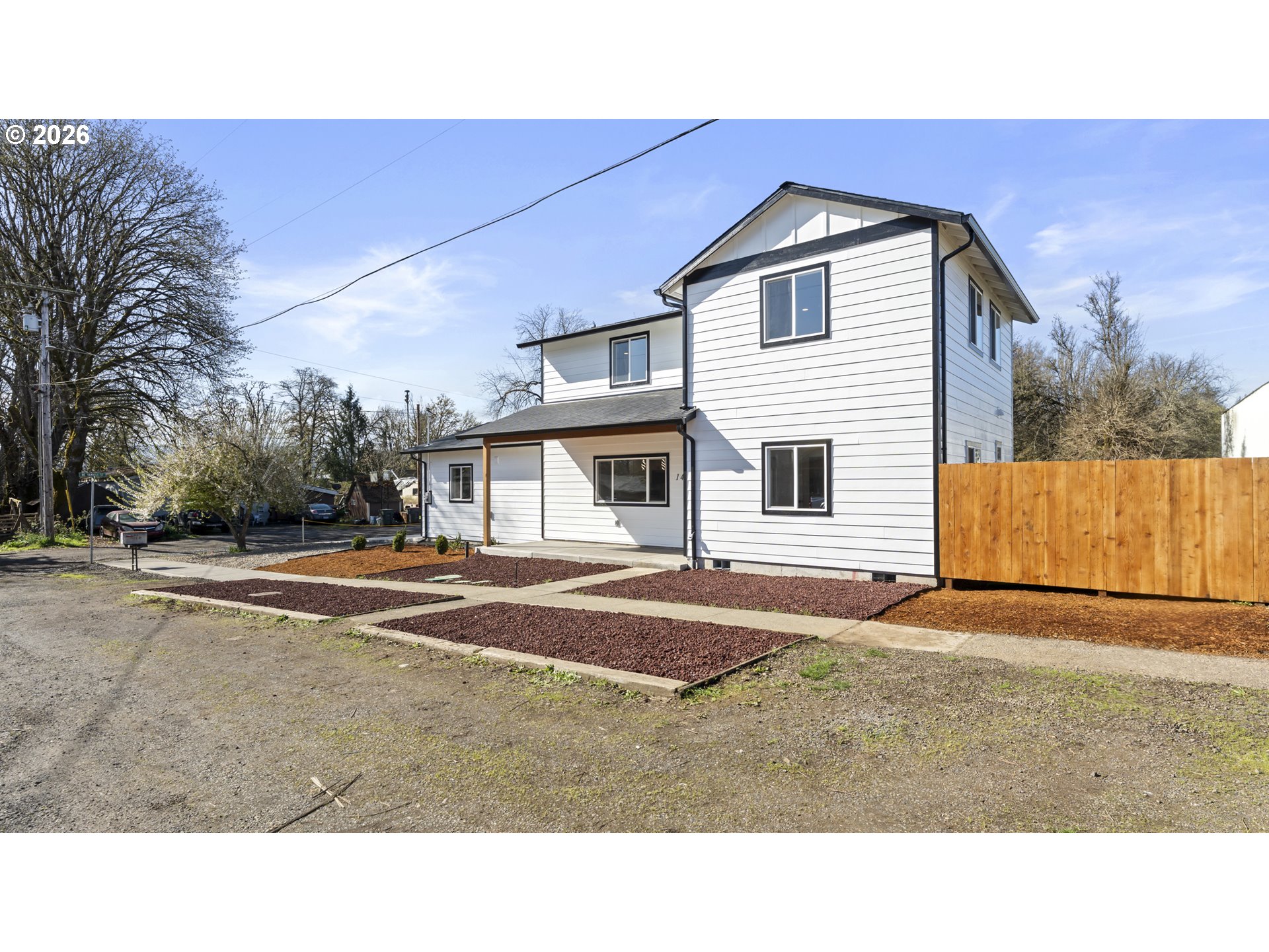 141 Ne D St Property Photo 2