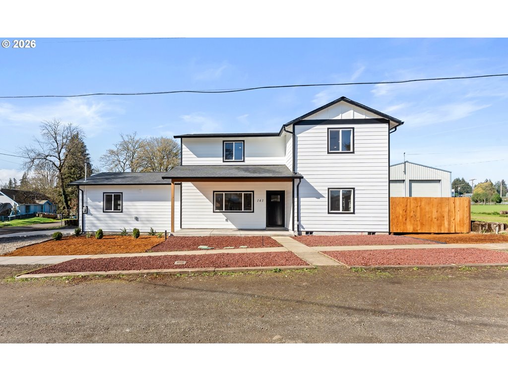 141 Ne D St Property Photo 3