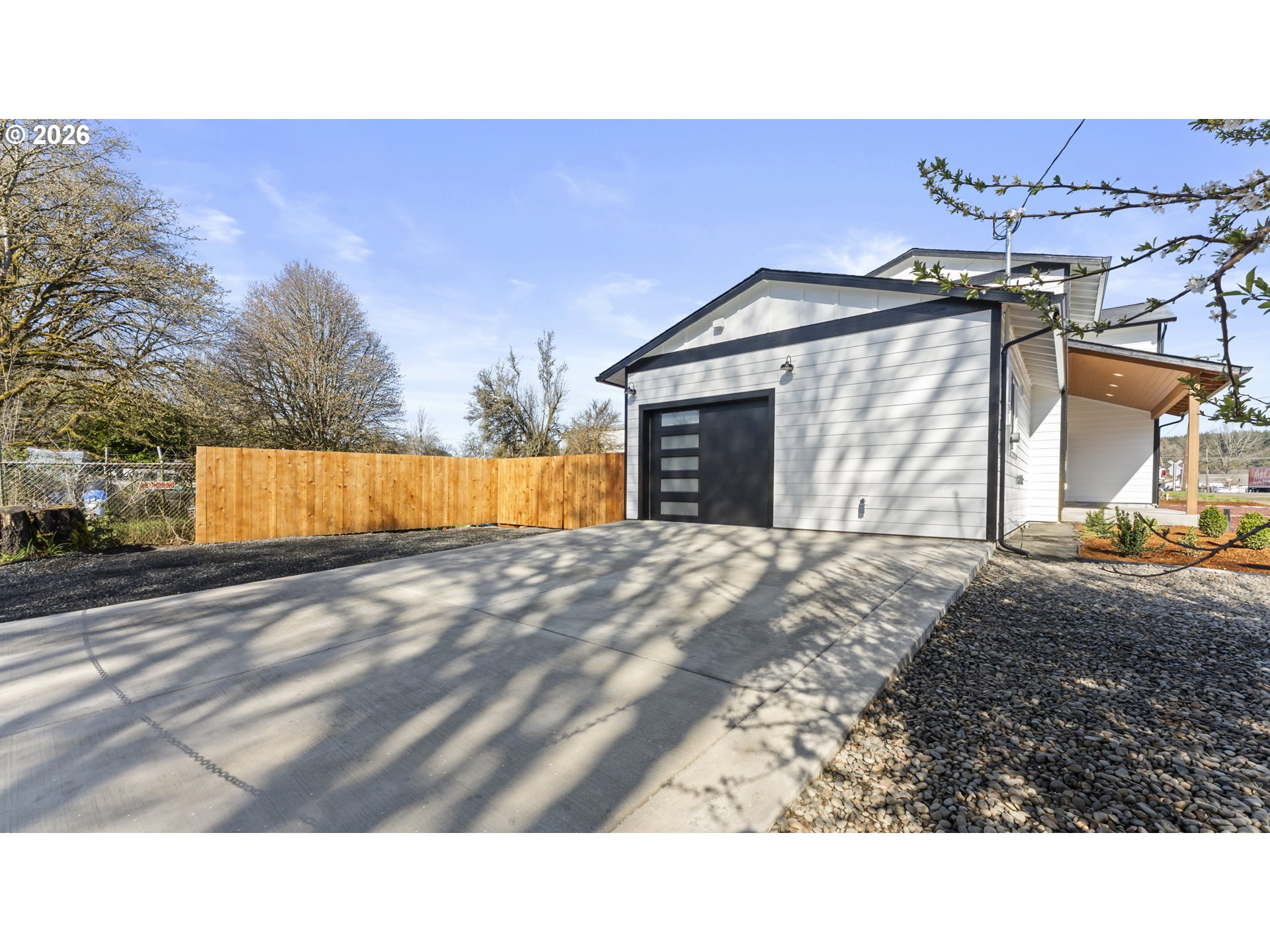 141 Ne D St Property Photo 4