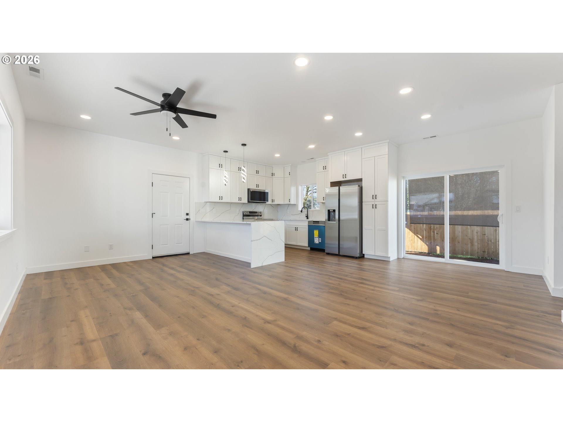 141 Ne D St Property Photo 5