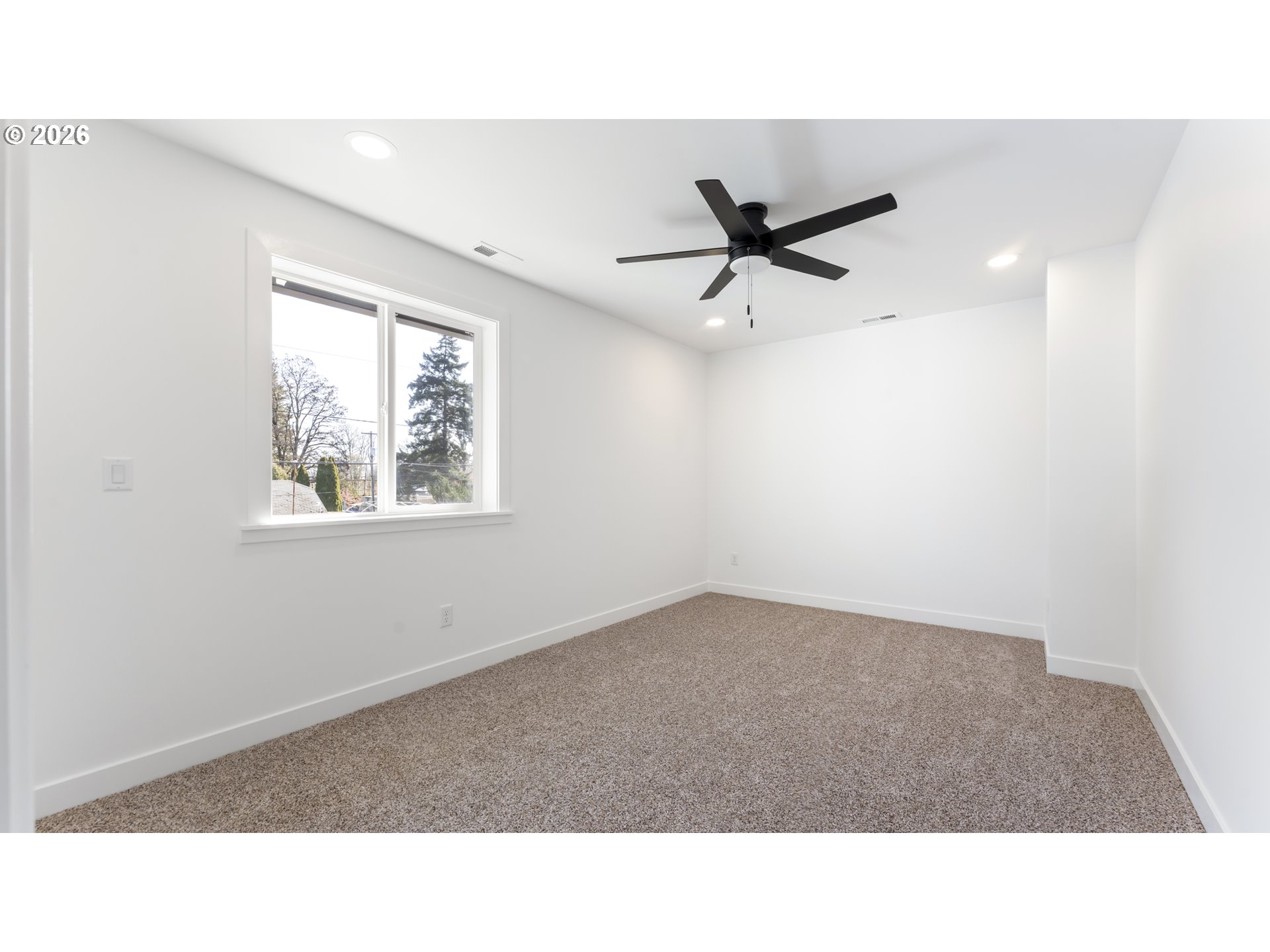 141 Ne D St Property Photo 27