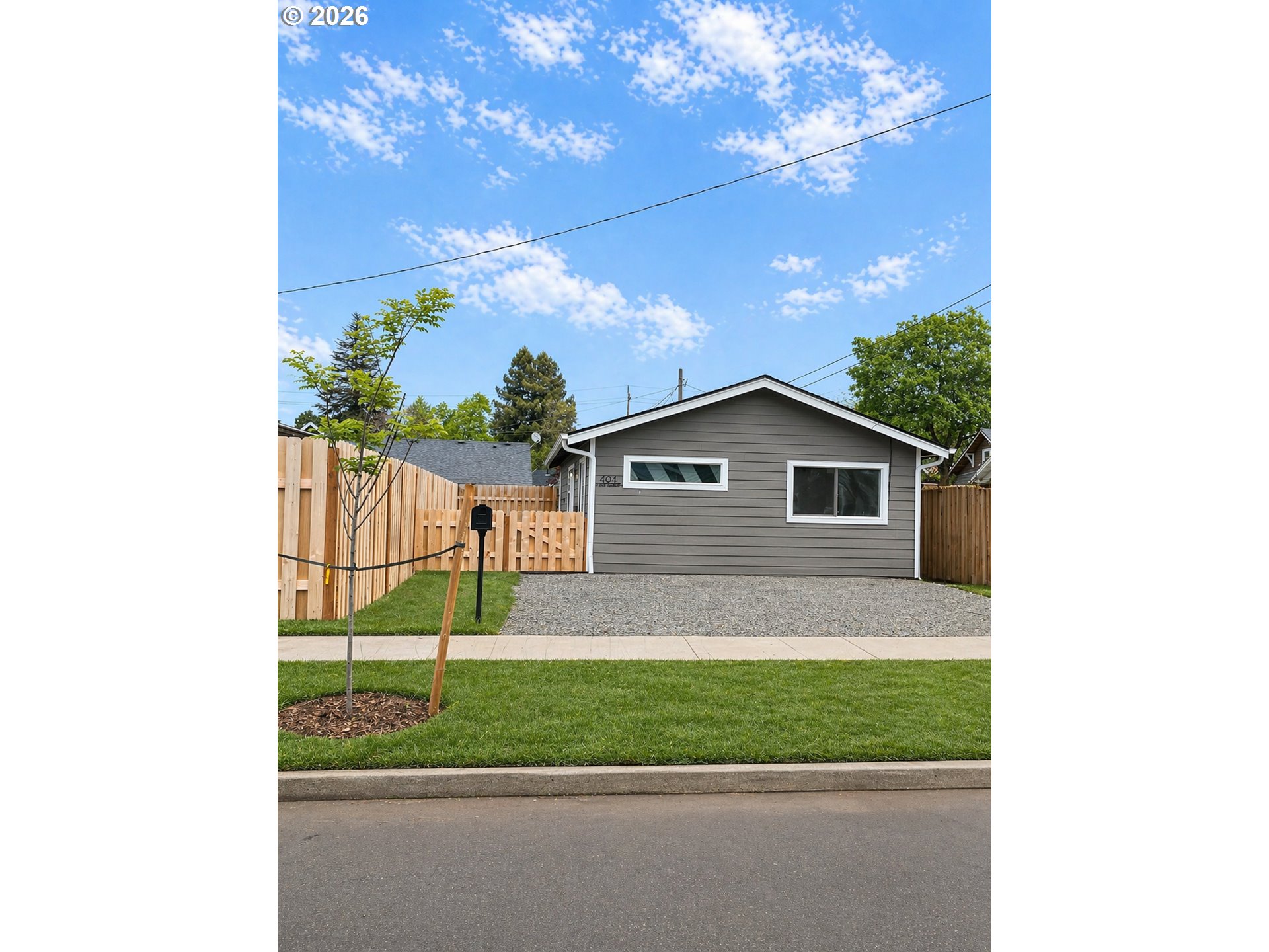 494 17th St Property Photo 4