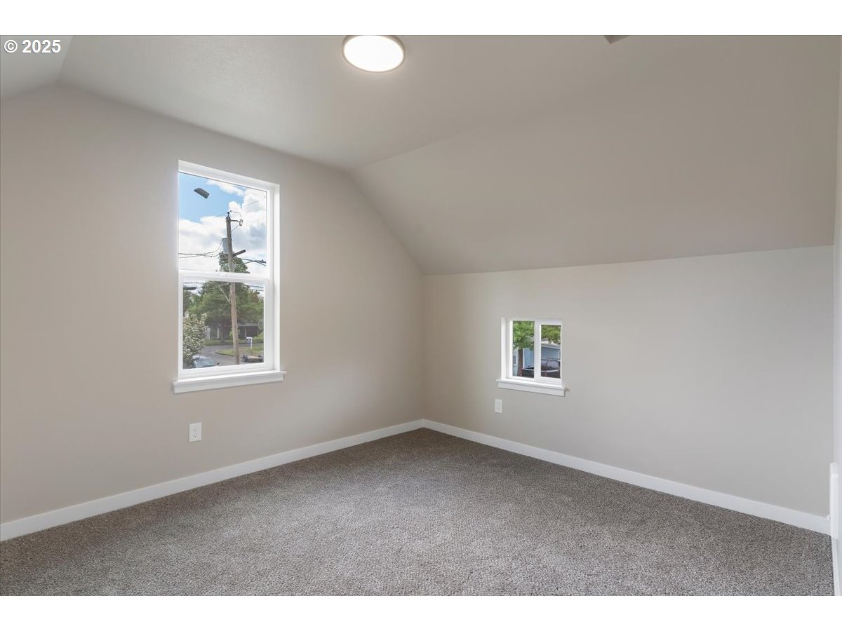 494 17th St Property Photo 14