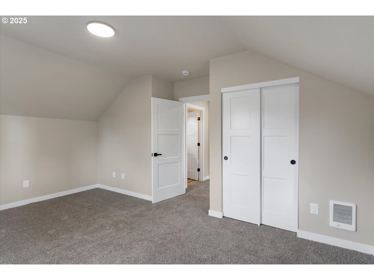494 17th St Property Photo 16