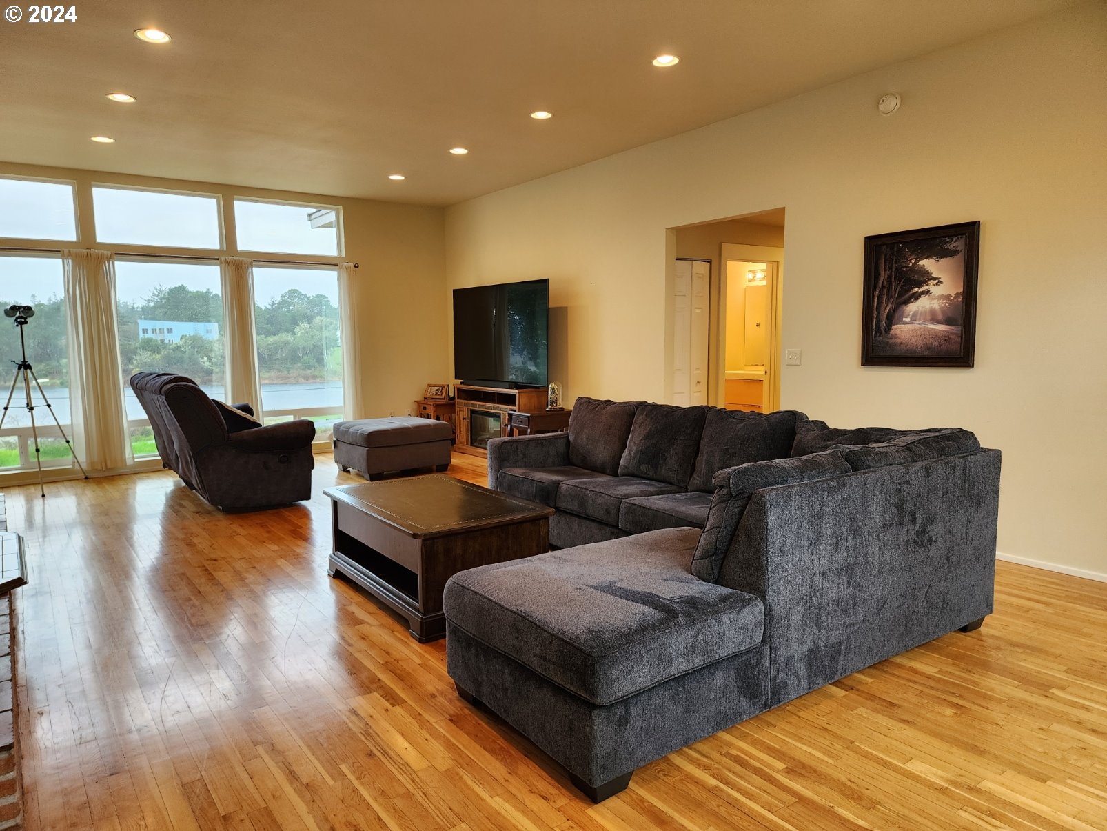 654 Madrona Ave Property Photo 8