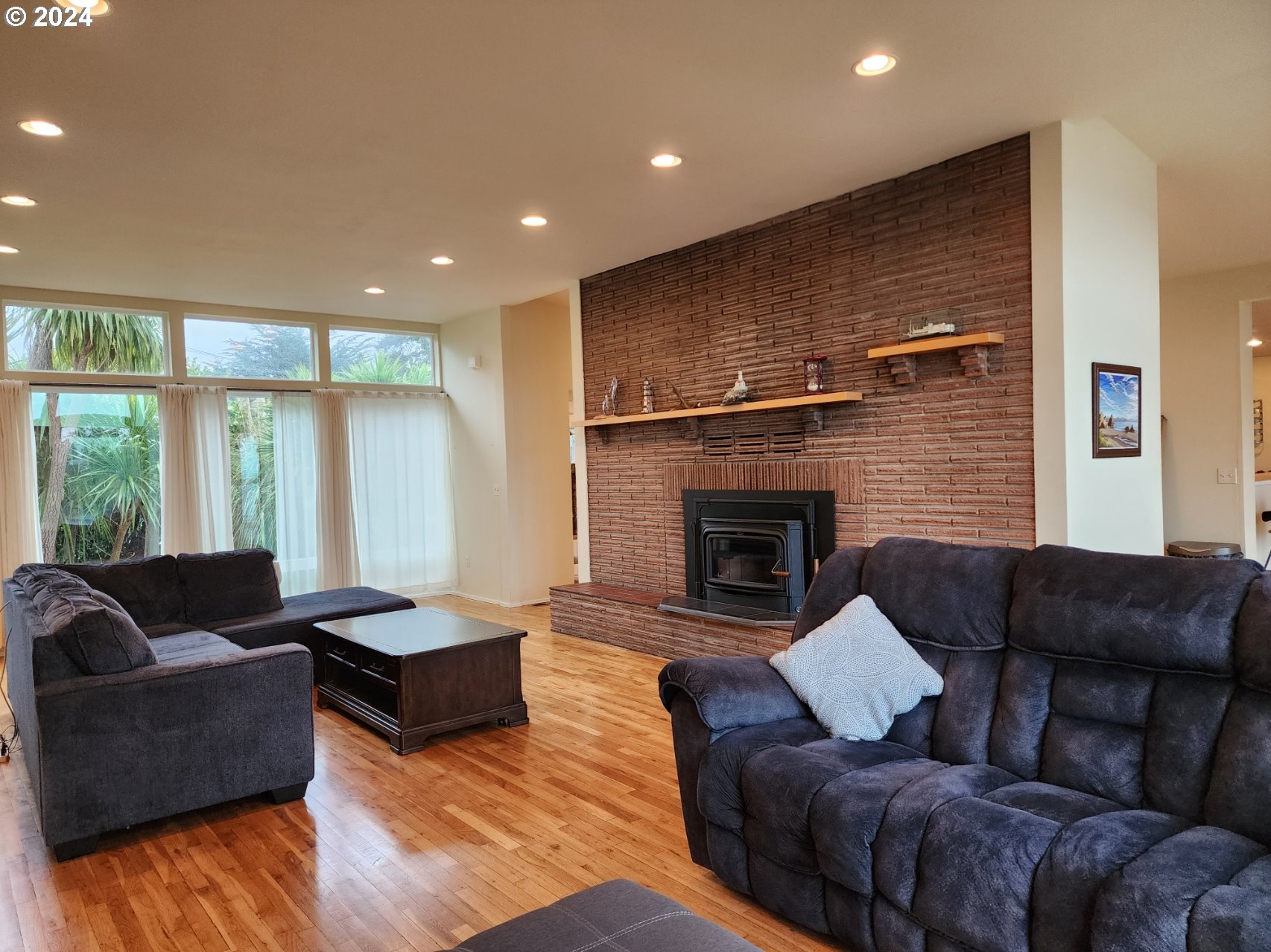 654 Madrona Ave Property Photo 11