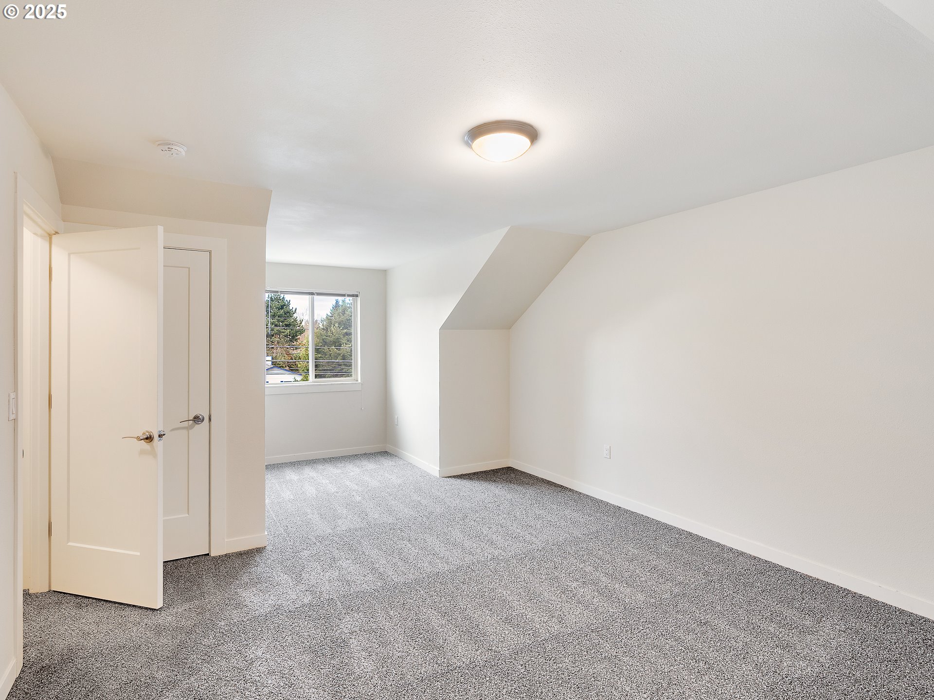 10829 E Burnside St Property Photo 17