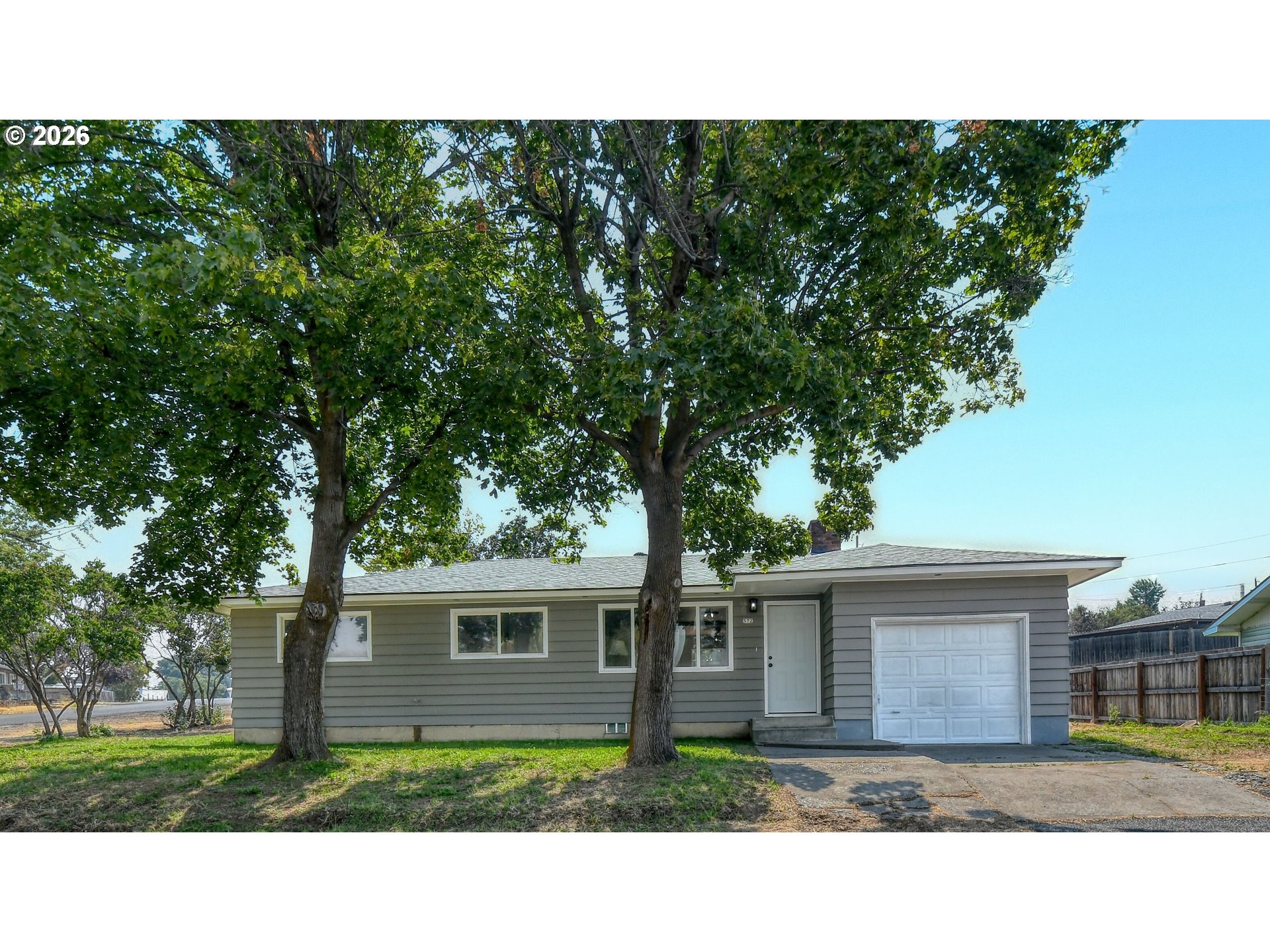 572 Ne Fir St Property Photo 1