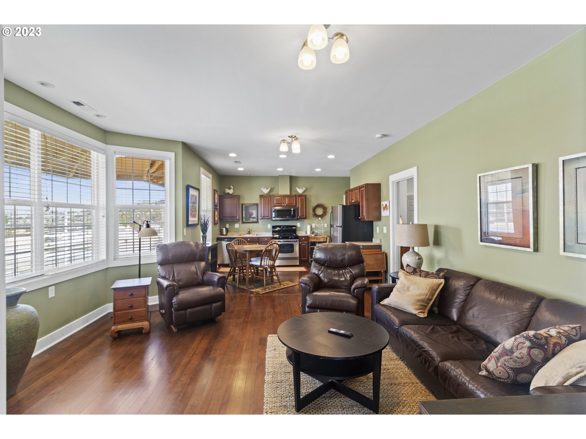 908 E 2nd St Property Photo 40
