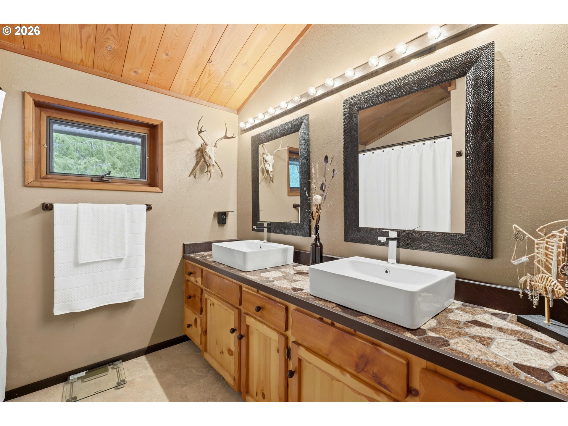 57206 E Marmot Rd Property Photo 16