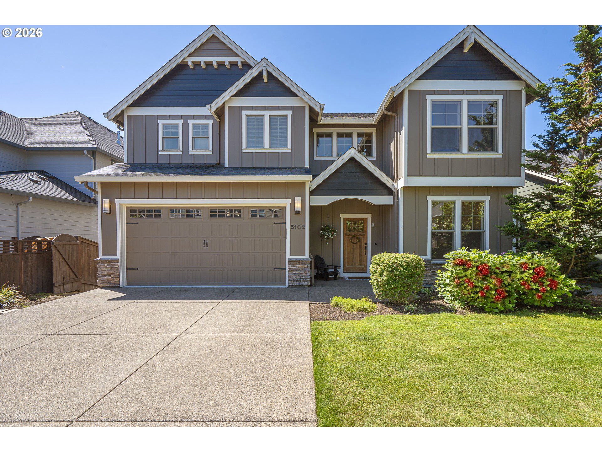 5102 E Longest Dr Property Photo 1