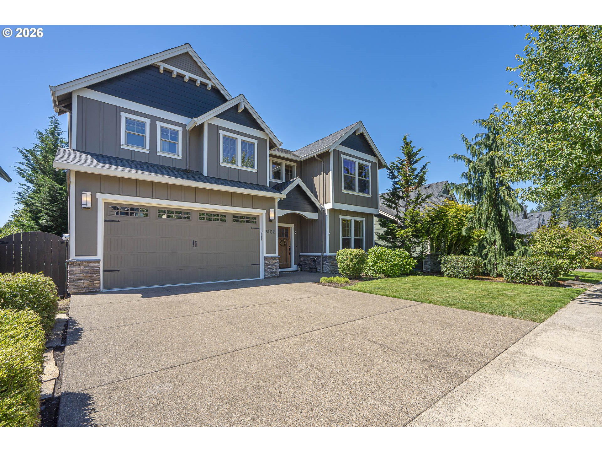 5102 E Longest Dr Property Photo 2