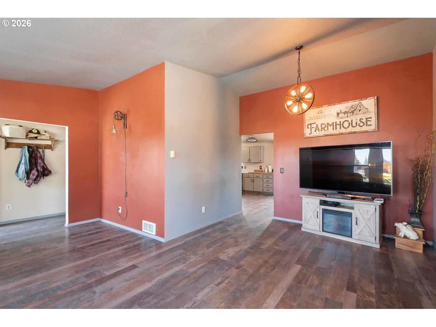 21025 Young Ave Property Photo 4