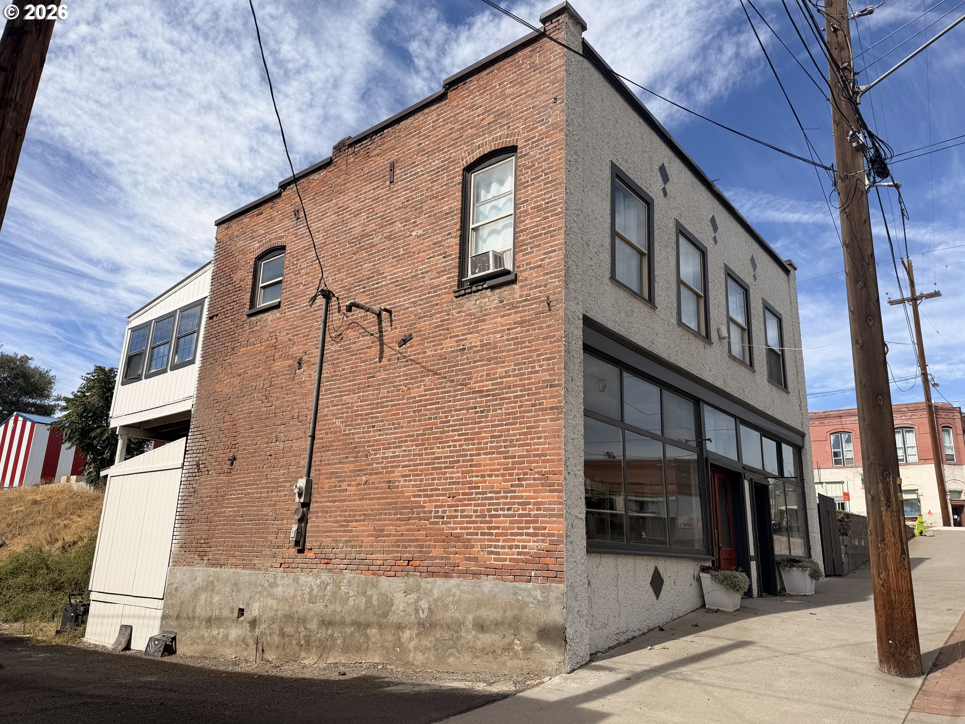1005 1st St Property Photo 4