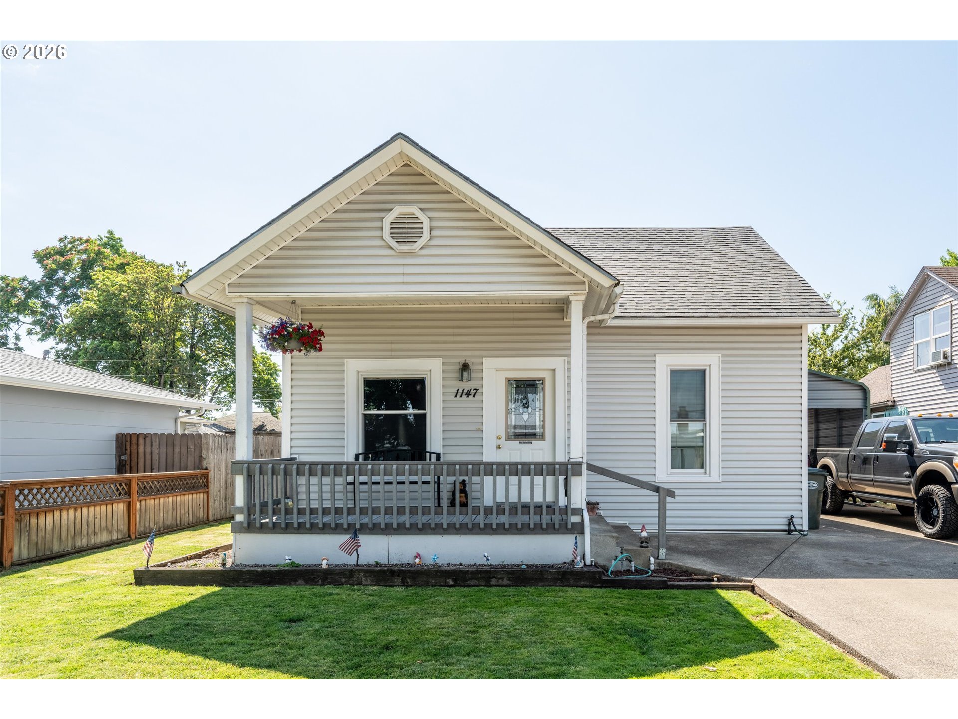 1147 Juniper St Property Photo 1