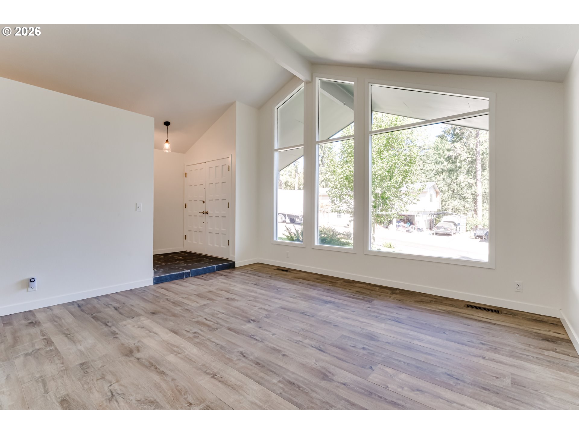 594 Empress Ave Property Photo 4