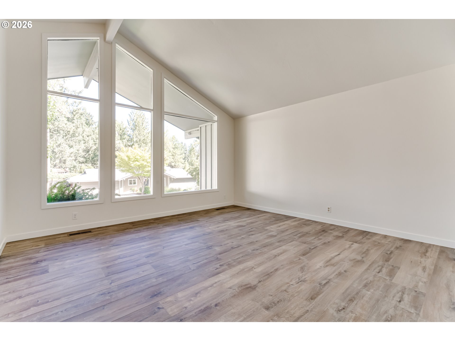 594 Empress Ave Property Photo 5