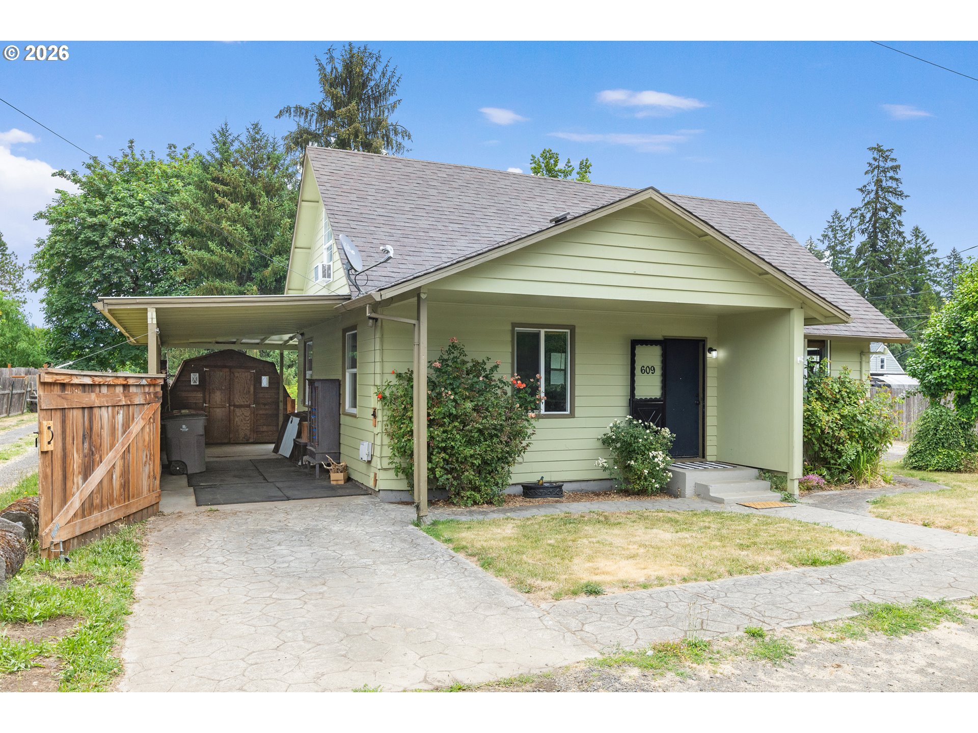 609 4th St Property Photo 2