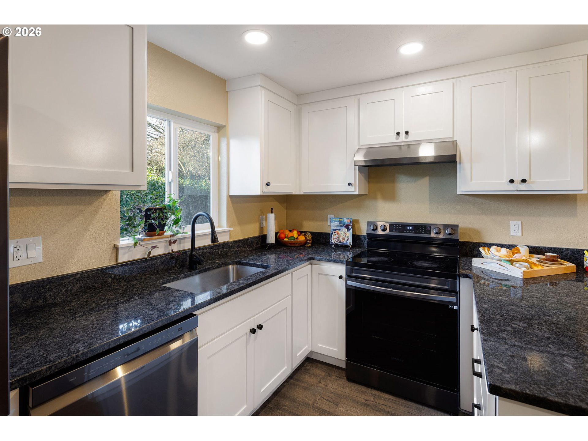450 Hunsaker Ln Property Photo 16