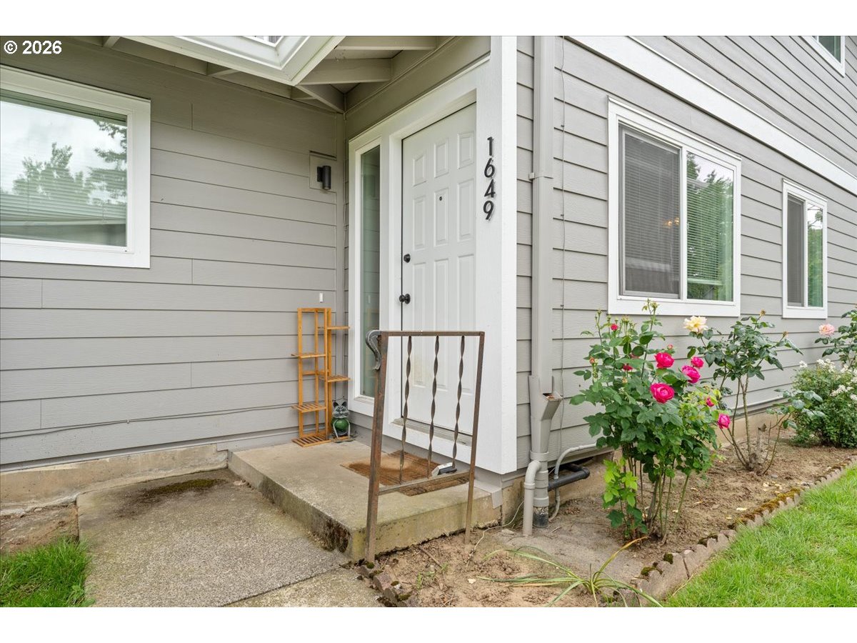 1649 Ne Kane Dr Property Photo 3